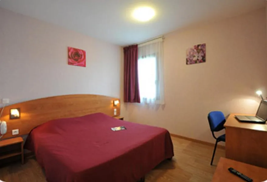 Photo of the whole room, Bed in Prim Hotel Reims nord