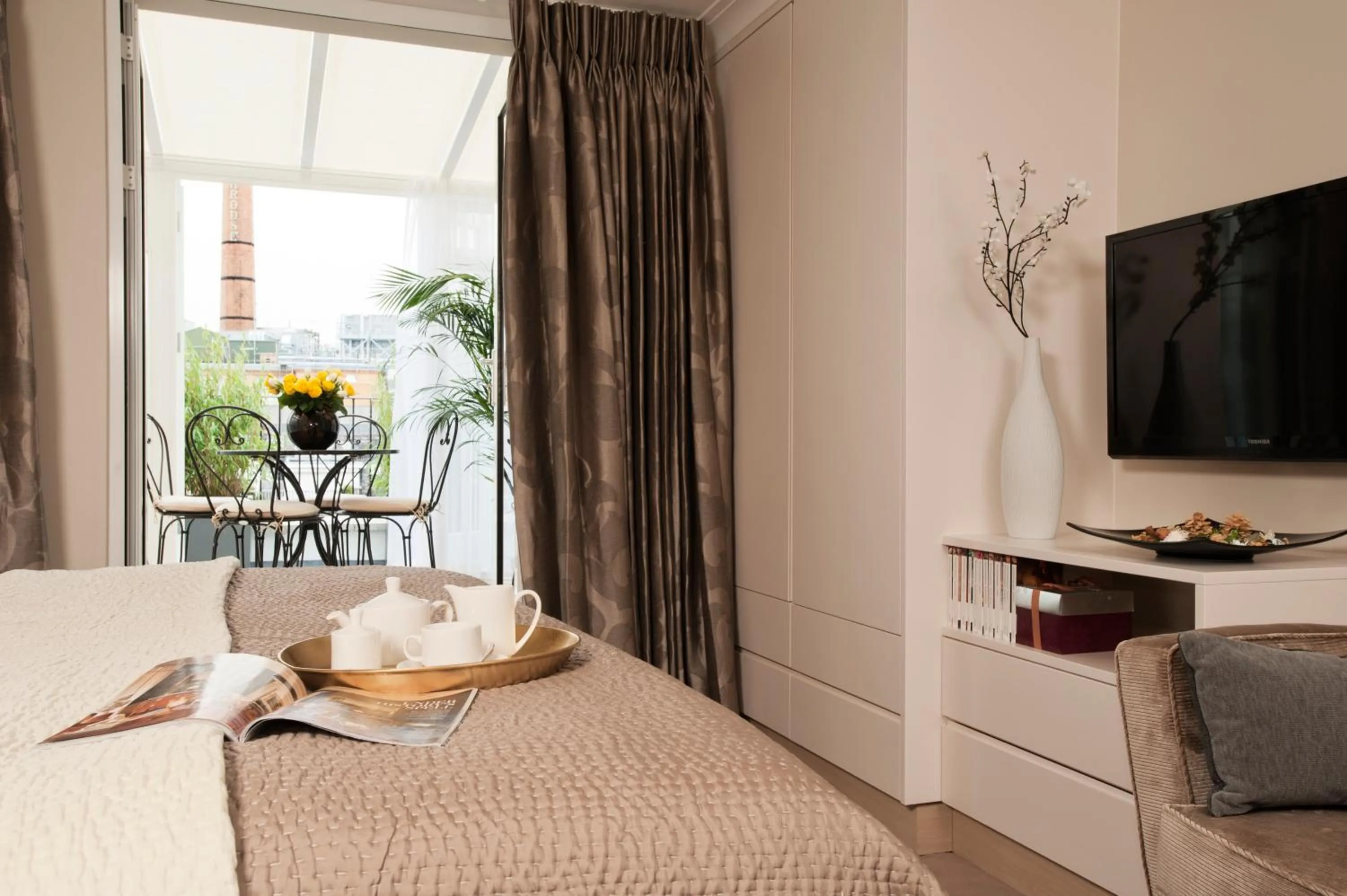 Bedroom, Bed in Claverley Court Apartments Knightsbridge