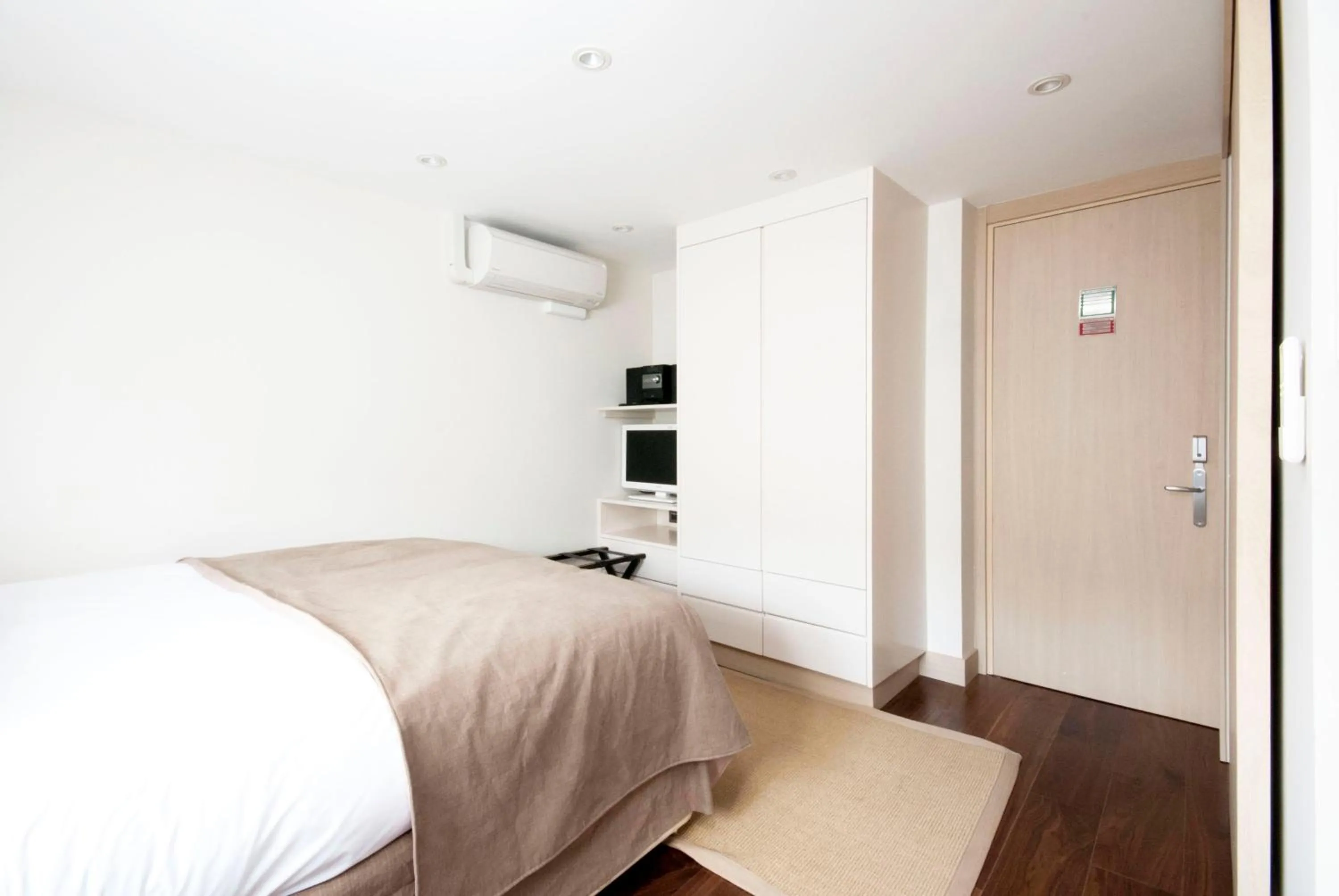 Bedroom, Bed in Claverley Court Apartments Knightsbridge