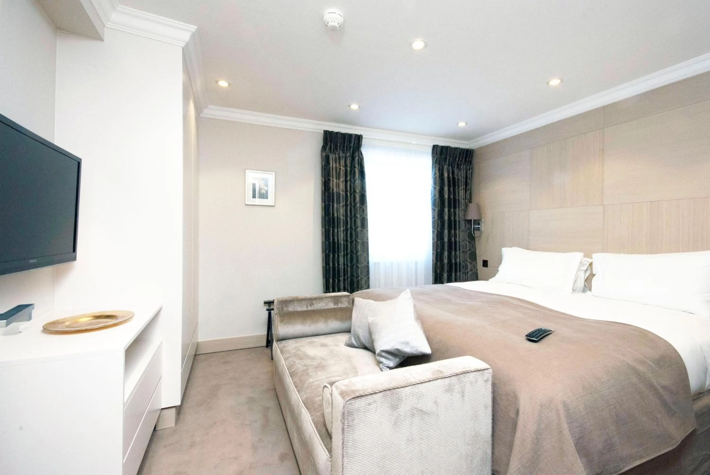 Bedroom, Bed in Claverley Court Apartments Knightsbridge