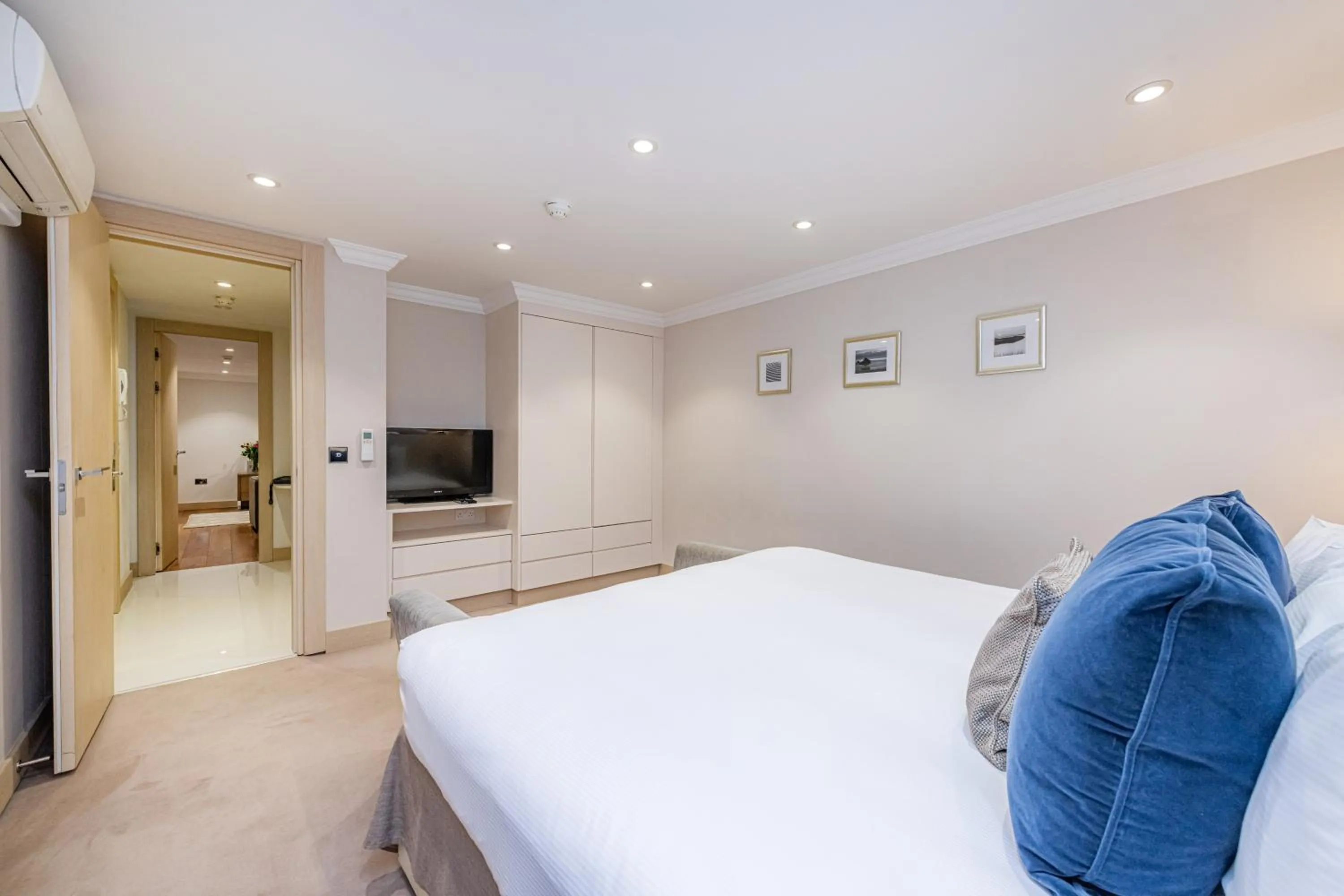 Photo of the whole room, Bed in Claverley Court Apartments Knightsbridge