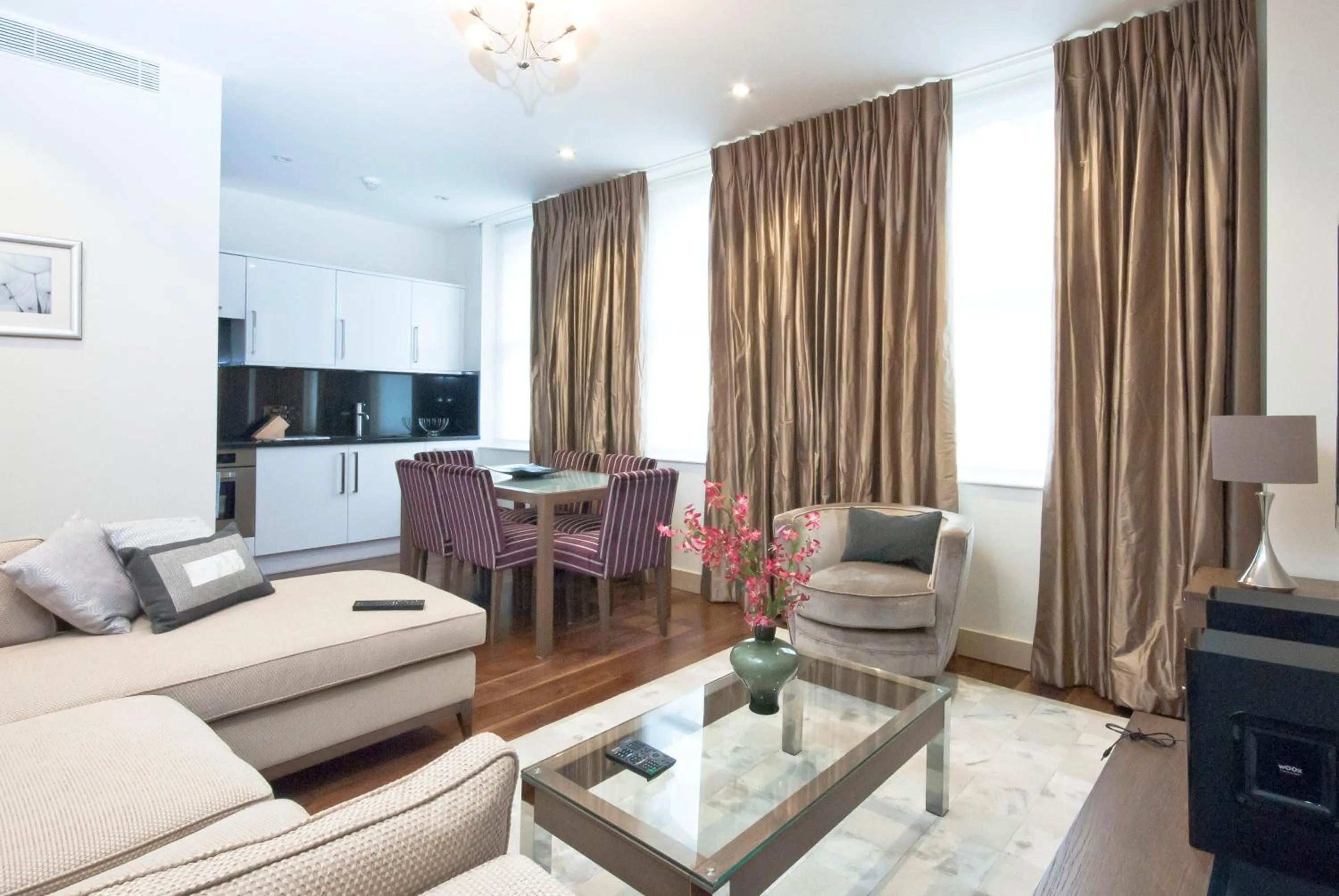 Kitchen or kitchenette in Claverley Court Apartments Knightsbridge