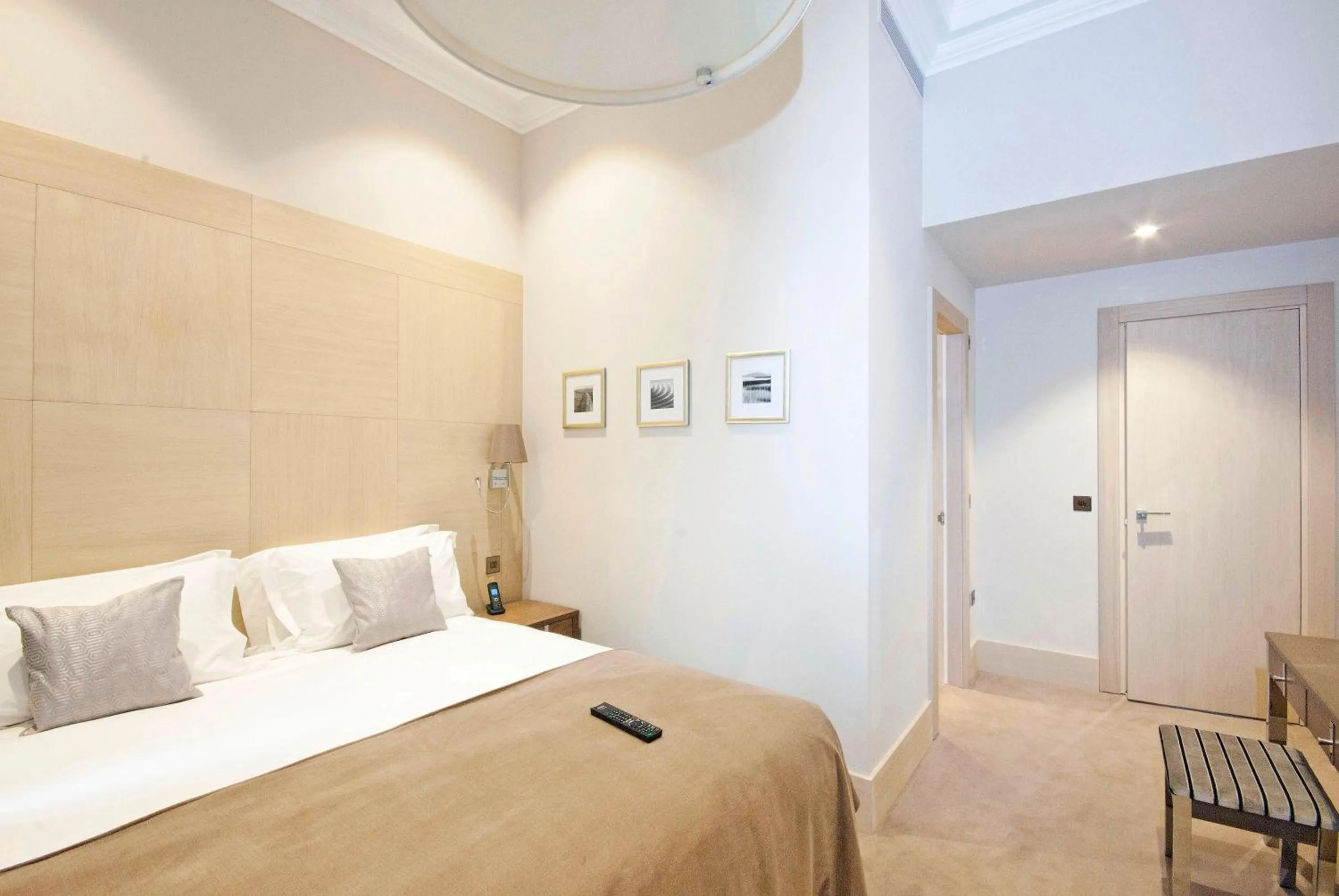 Bedroom, Bed in Claverley Court Apartments Knightsbridge