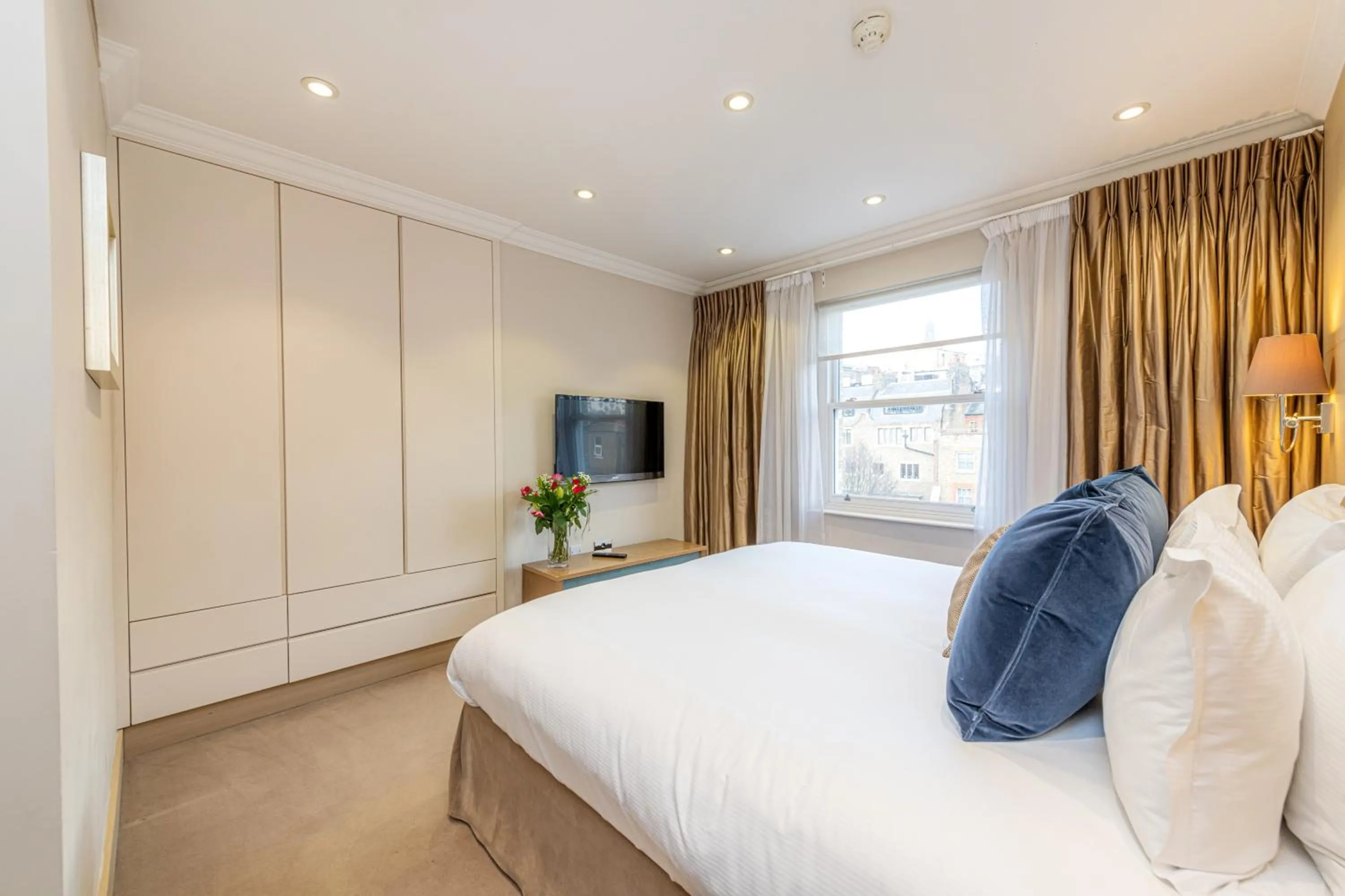 Photo of the whole room, Bed in Claverley Court Apartments Knightsbridge