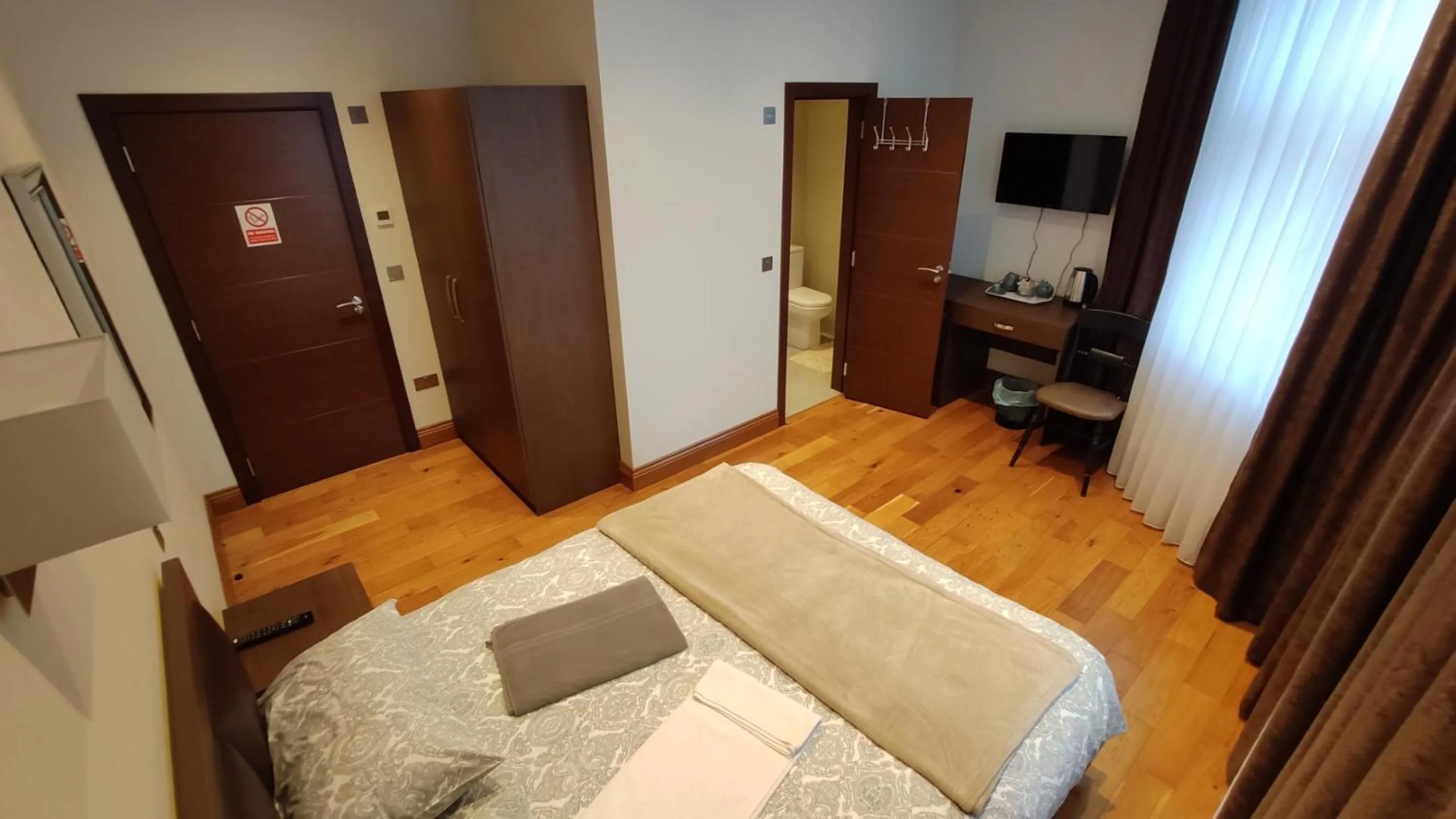 Bedroom, Bed in OYO The Kilburn Arms