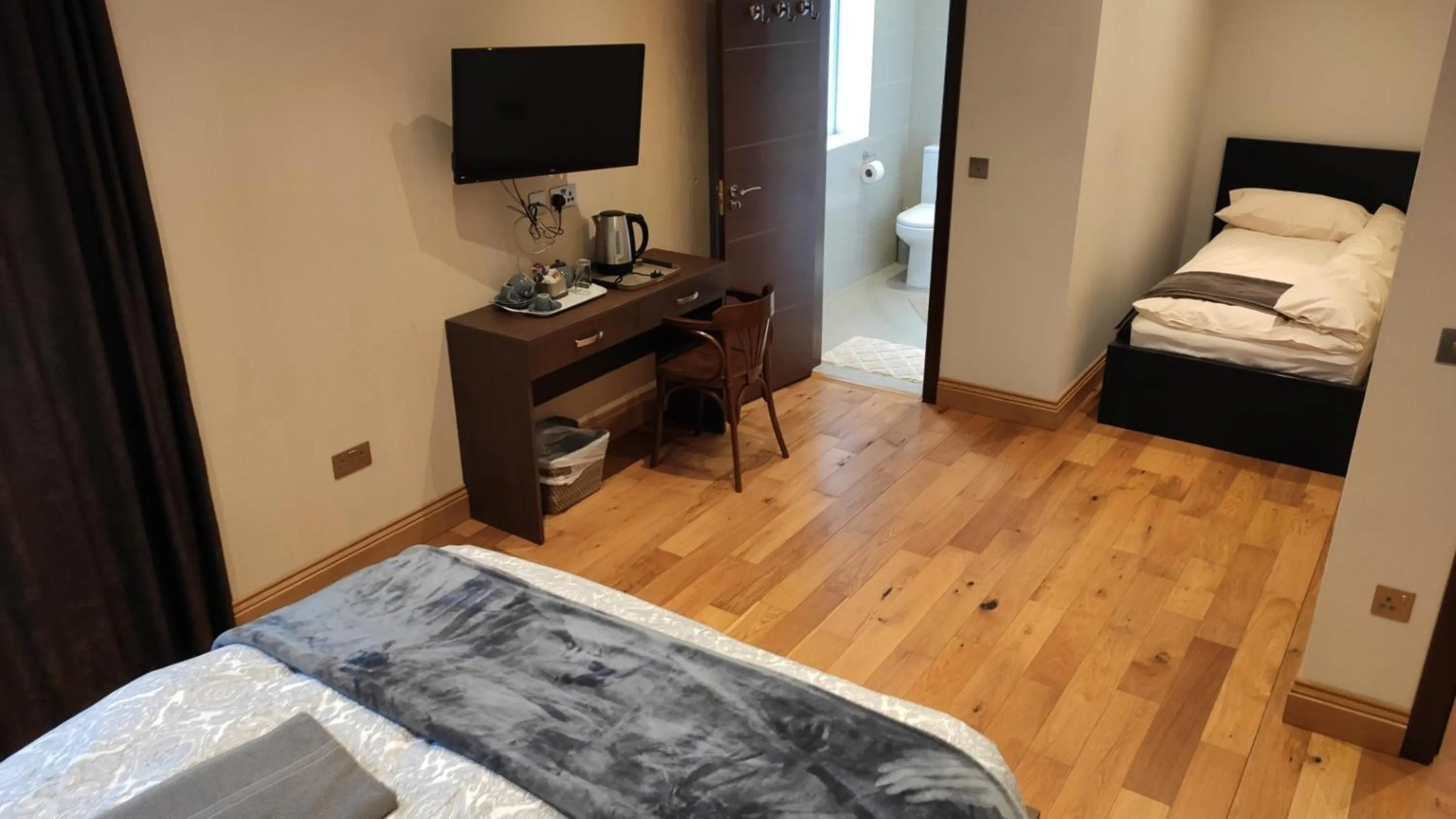 Bedroom, Bed in OYO The Kilburn Arms