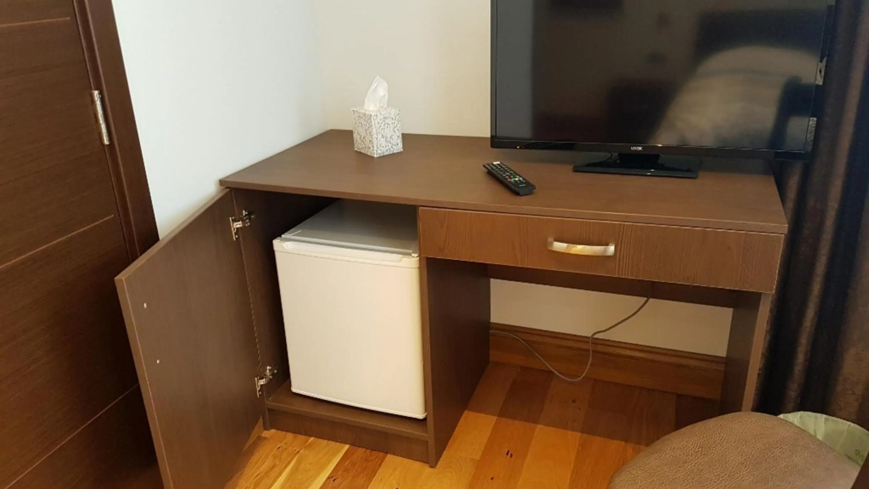 wardrobe in OYO The Kilburn Arms