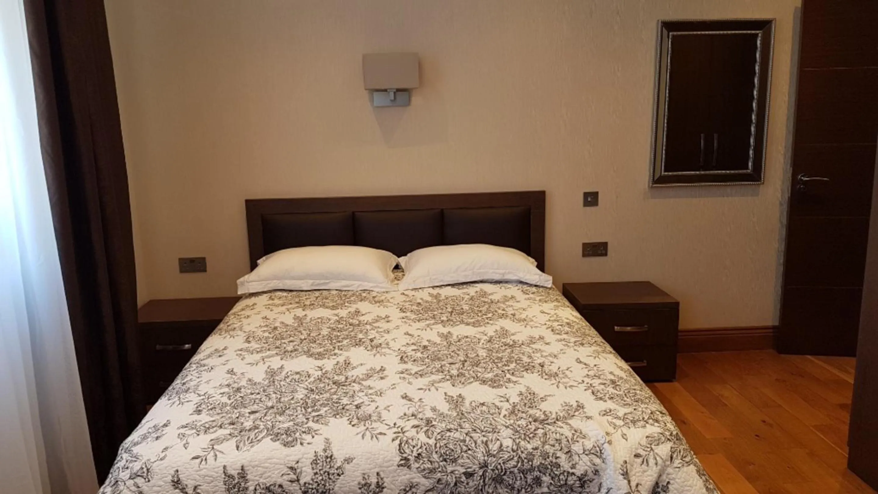 Bedroom, Bed in OYO The Kilburn Arms