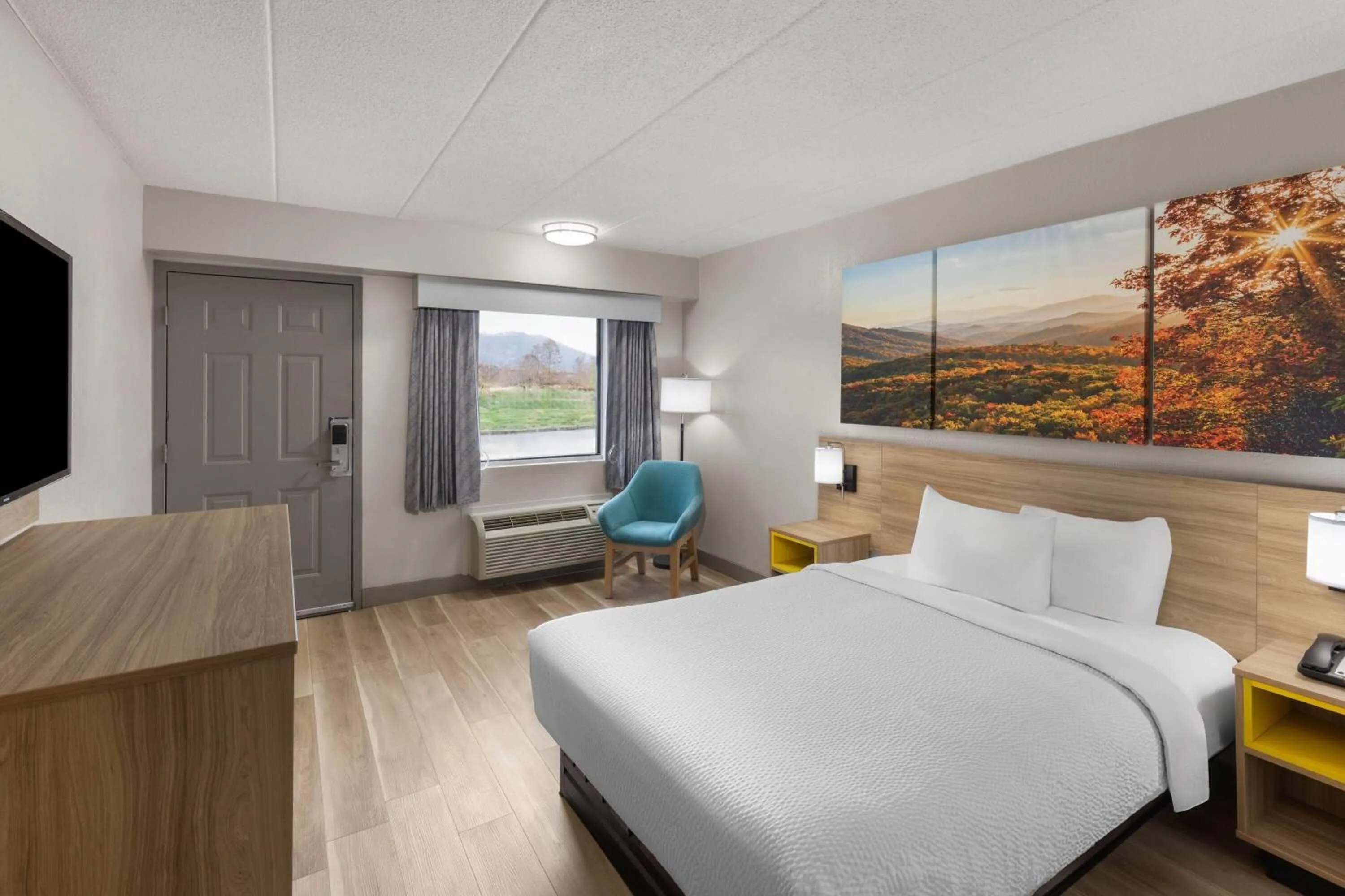 Photo of the whole room, Bed in Days Inn by Wyndham Charleston WV