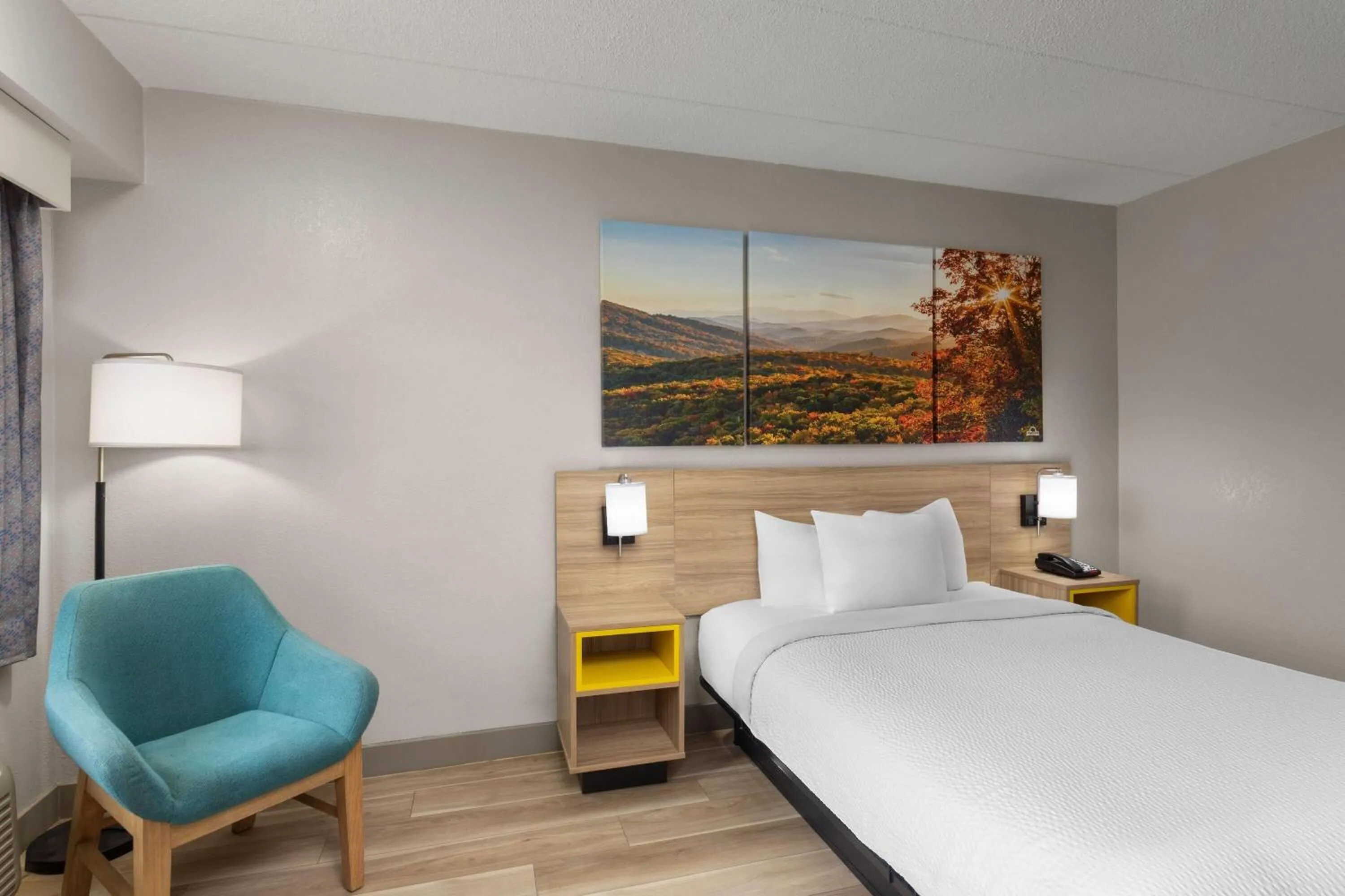 Photo of the whole room, Bed in Days Inn by Wyndham Charleston WV