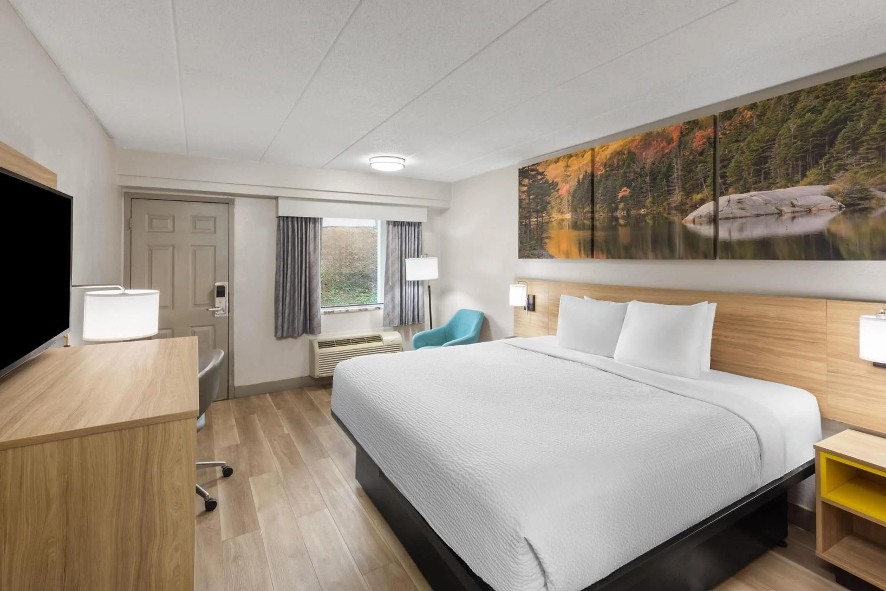 Photo of the whole room, Bed in Days Inn by Wyndham Charleston WV