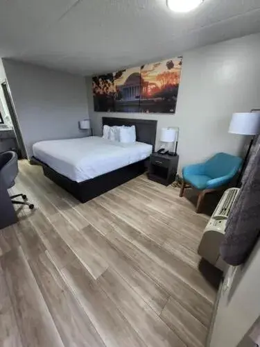 1 Queen Bed, Mobility Accessible Room, Bathtub w/ Grab Bars, Non-Smoking in Days Inn by Wyndham Charleston WV 1 Queen Bed, Mobility Accessible Room, Bathtub w/ Grab Bars, Non-Smoking in Days Inn by Wyndham Charleston WV