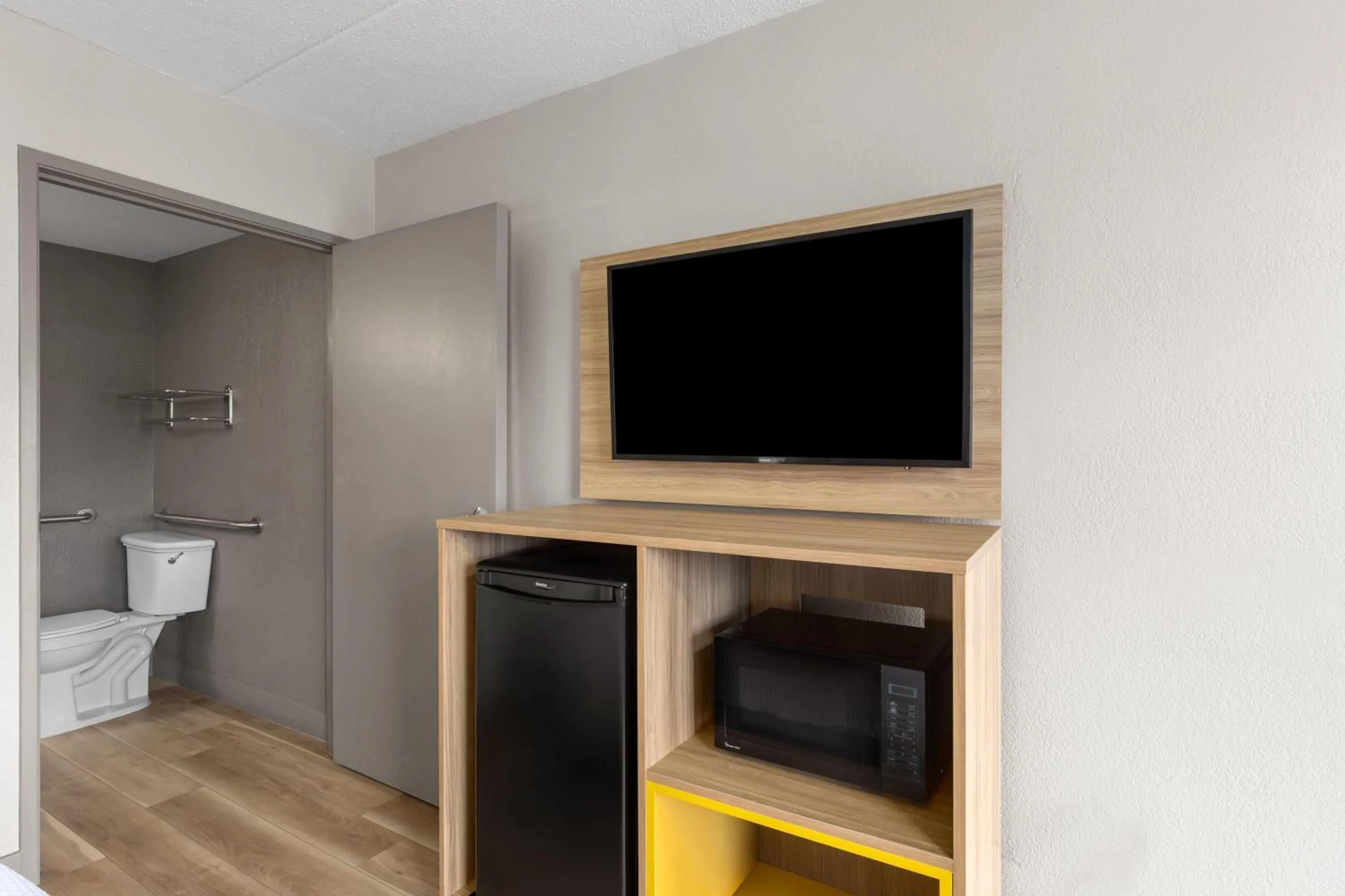 Photo of the whole room in Days Inn by Wyndham Charleston WV