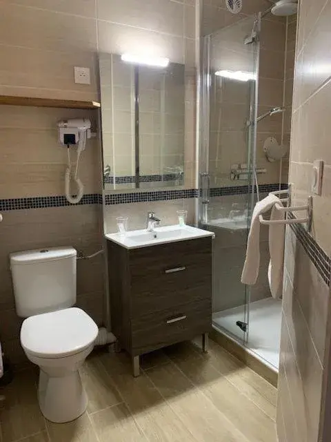 Double or Twin Room in Hotel du Centre - Restaurant le P'tit Gourmet Double or Twin Room in Hotel du Centre - Restaurant le P'tit Gourmet