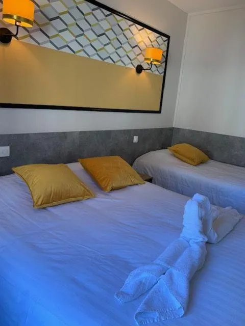 Bed in Hotel du Centre - Restaurant le P'tit Gourmet