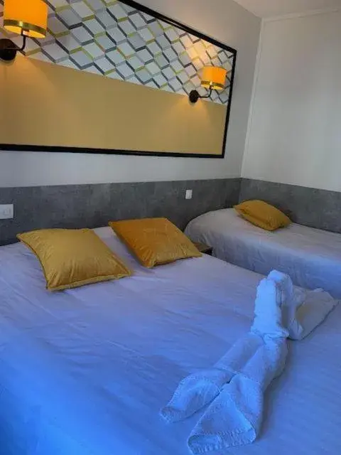 Triple Room in Hotel du Centre - Restaurant le P'tit Gourmet Triple Room in Hotel du Centre - Restaurant le P'tit Gourmet