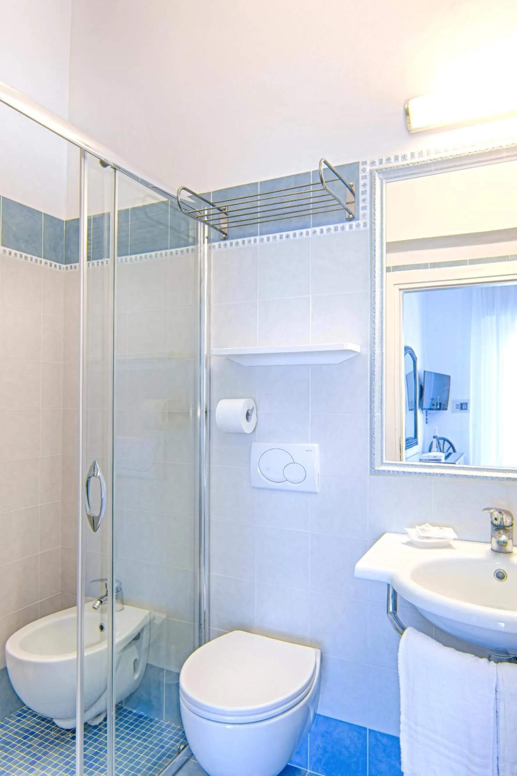 Shower in Hotel Gorini