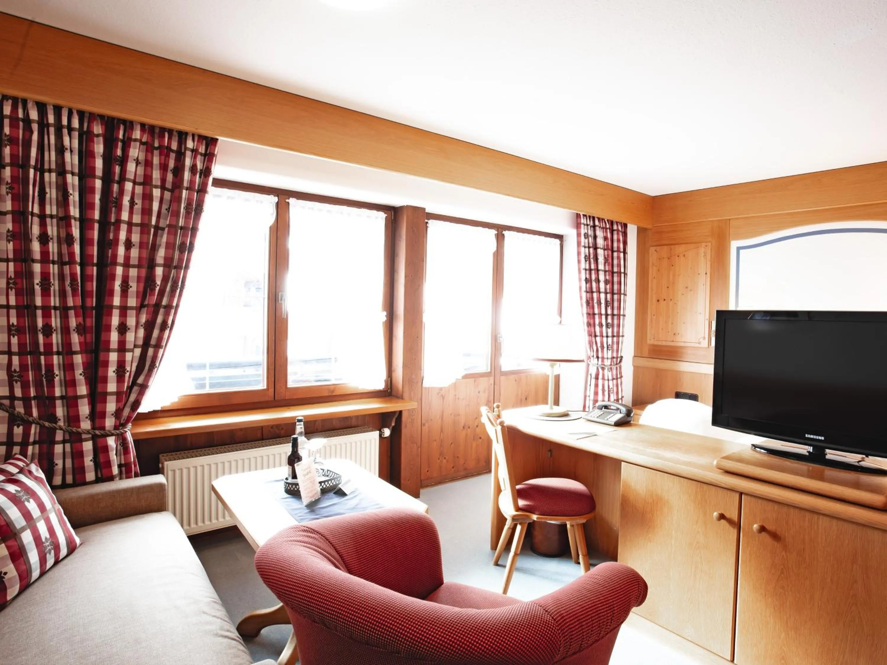 Photo of the whole room in Hotel Bergruh