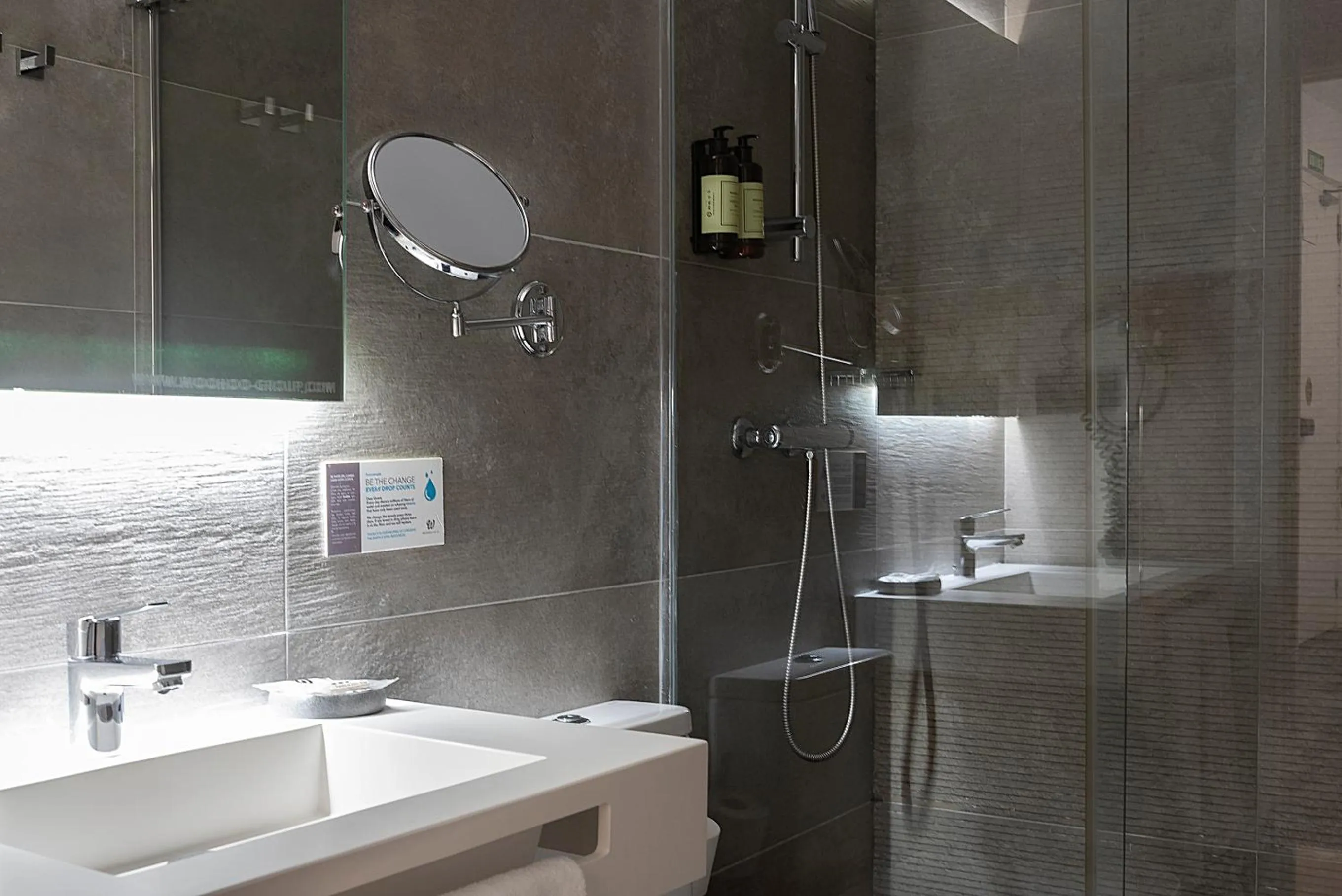 Shower in Woohoo Rooms Chueca