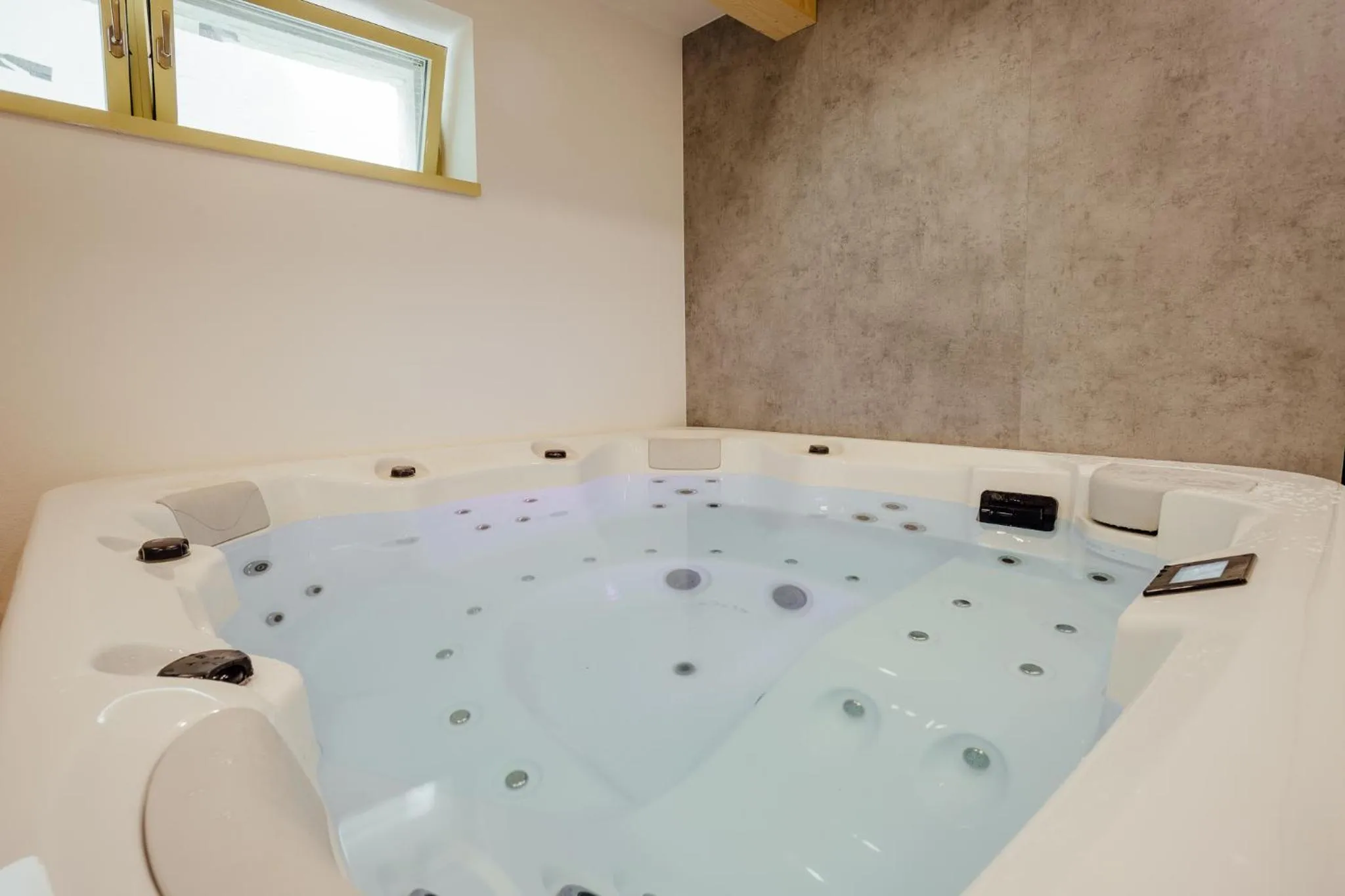 Hot Tub in Resla Residence I, II, & Wellness
