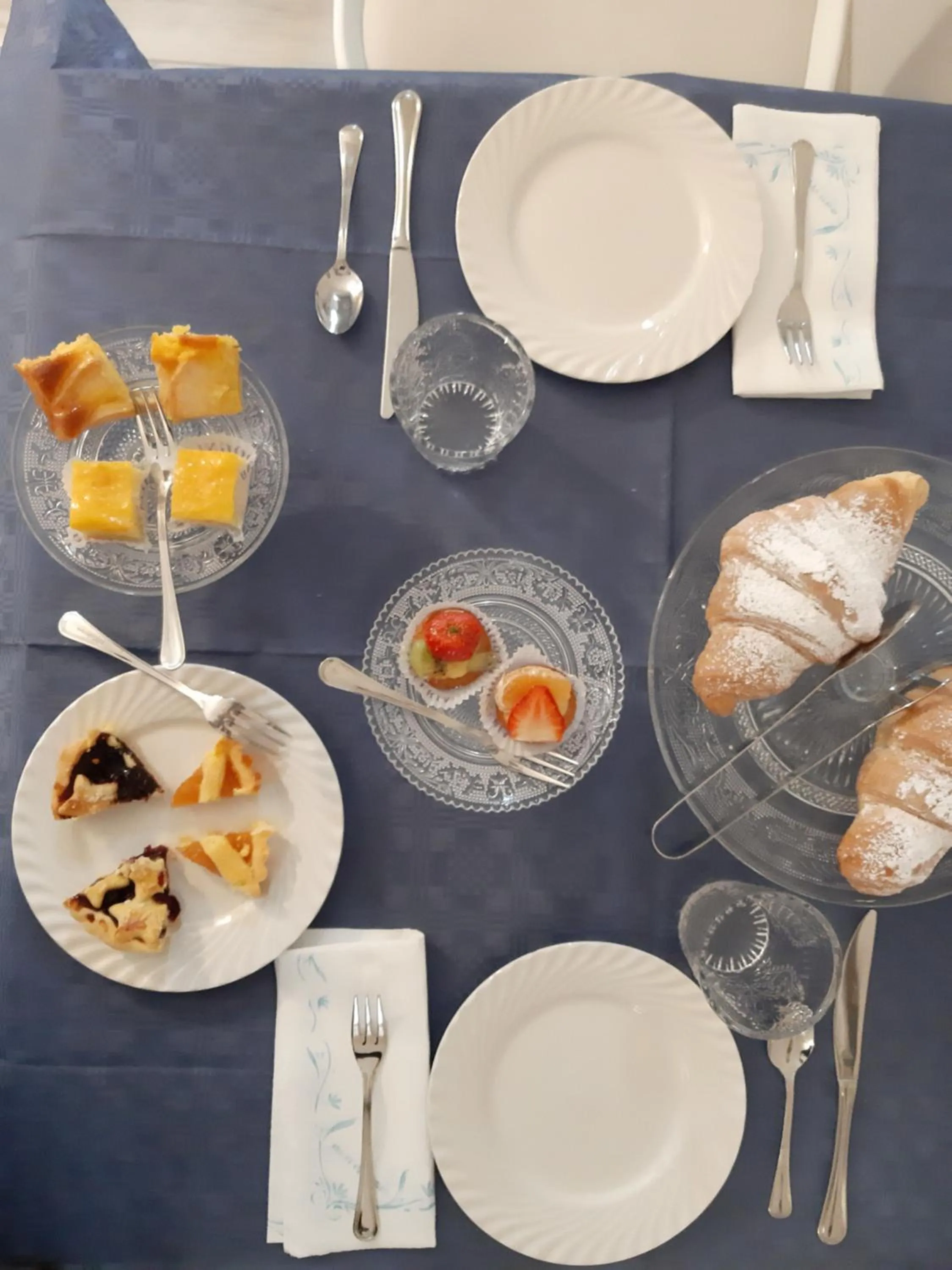 Italian breakfast in Reggiolacittàinvisibile B&B