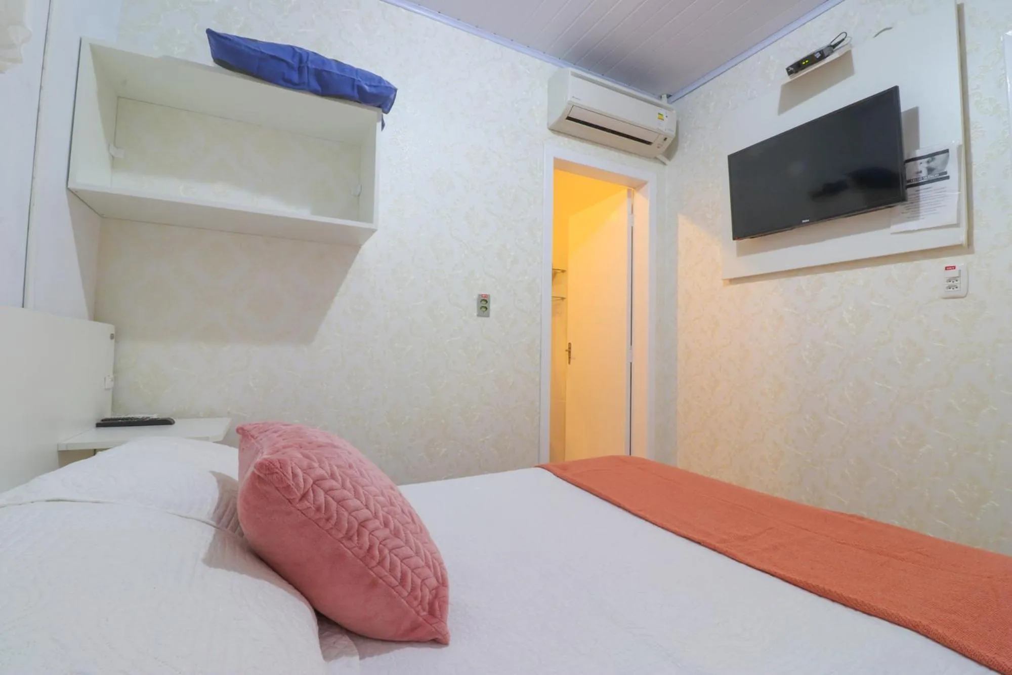 Property building, Bed in Pousada Tia Eni