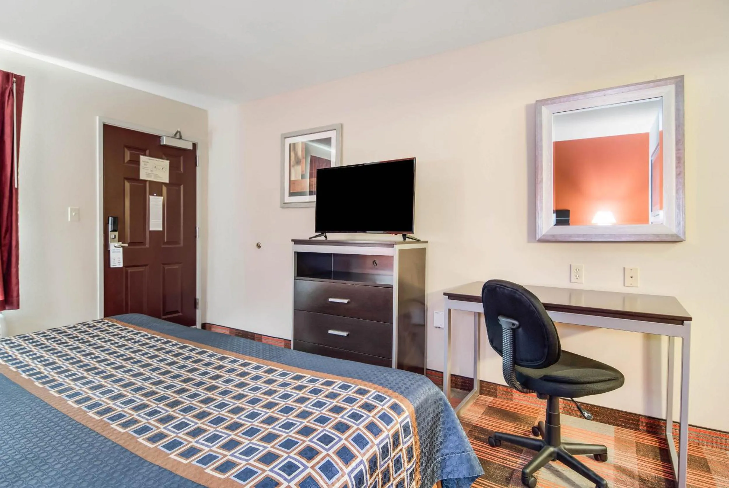 TV and multimedia, Bed in Americas Best Value Inn - Mableton