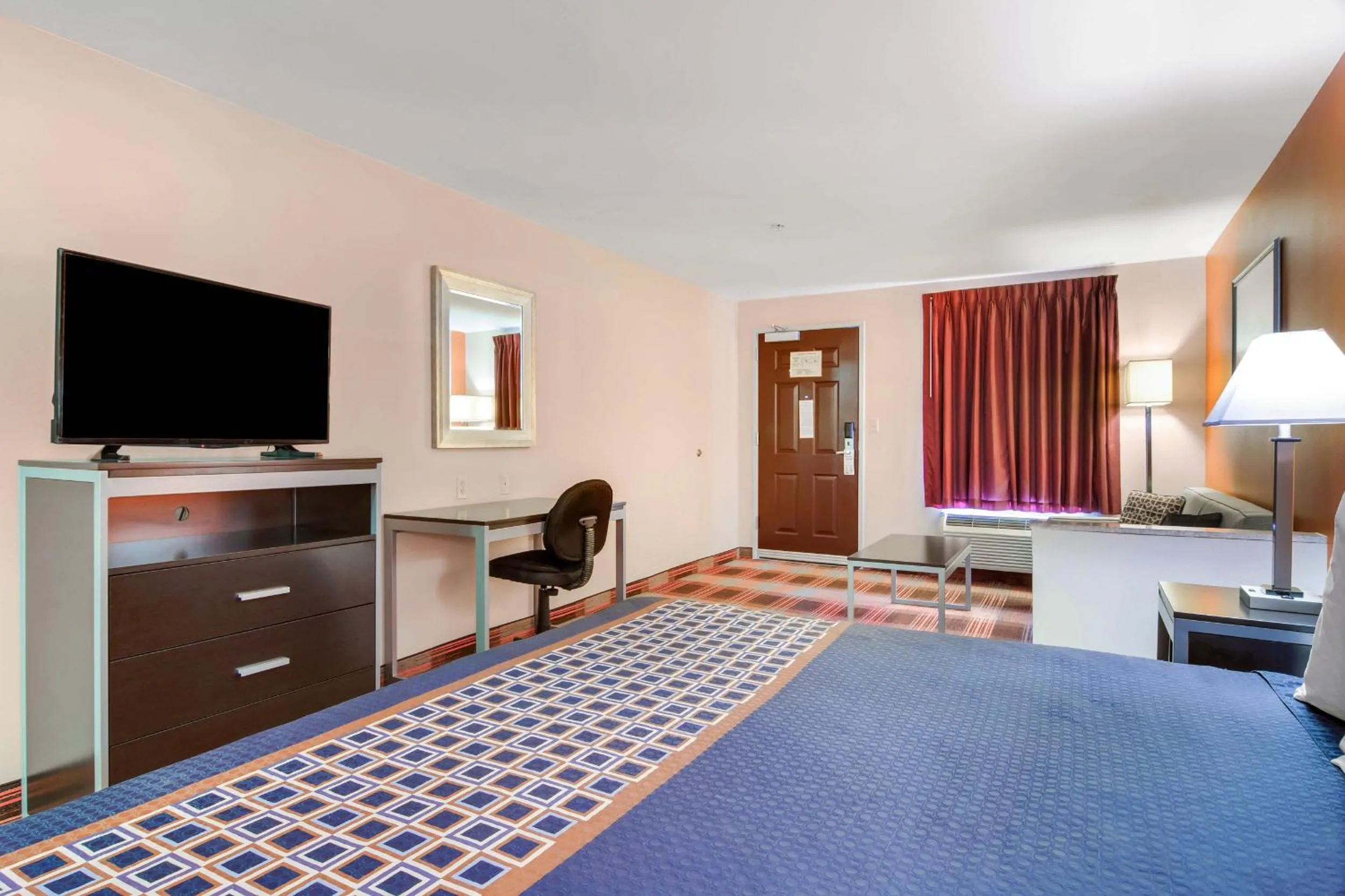 TV and multimedia, Bed in Americas Best Value Inn - Mableton