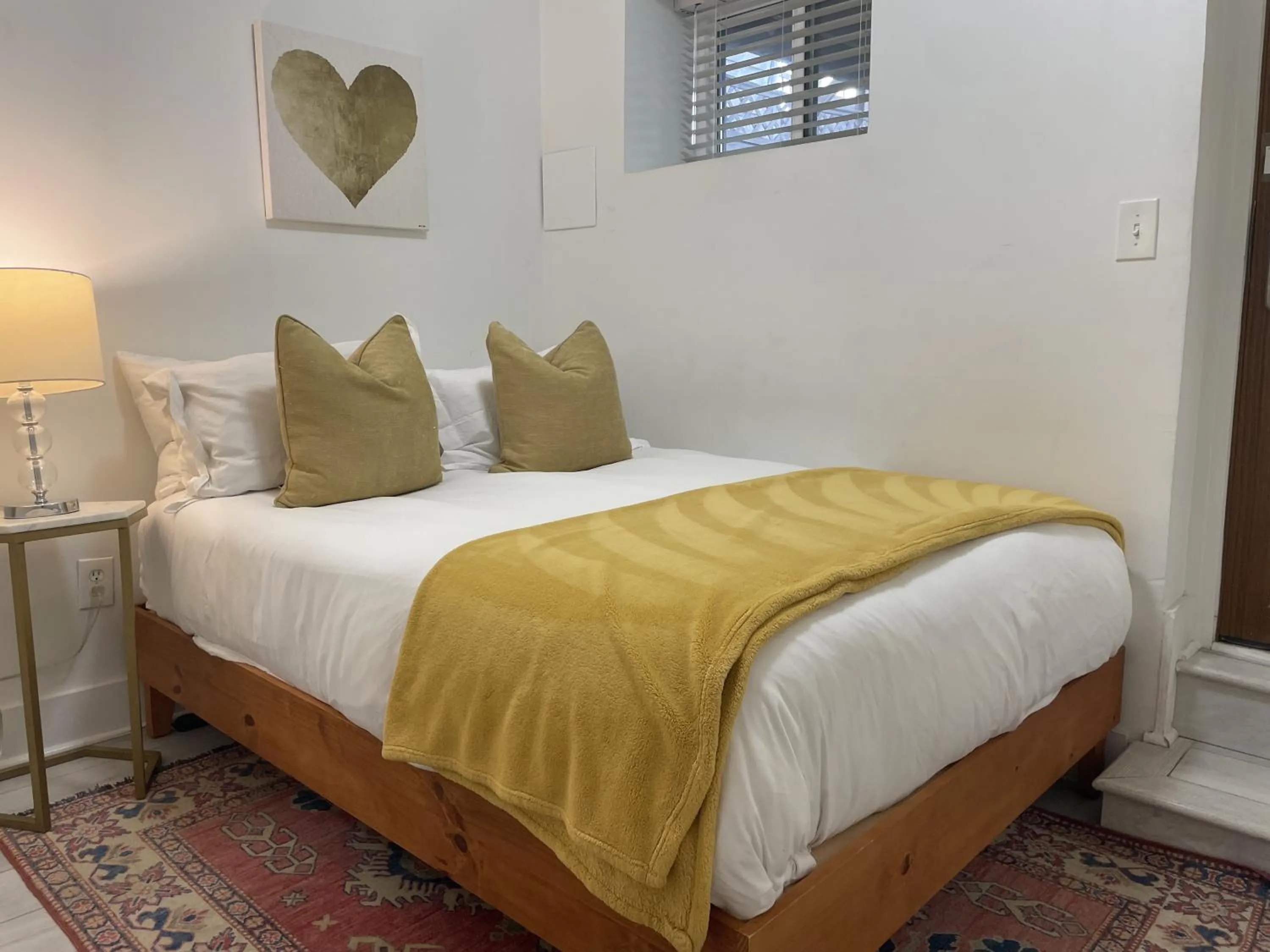 Other, Bed in Charming 2BD1BA in Hip Area - Near Metro