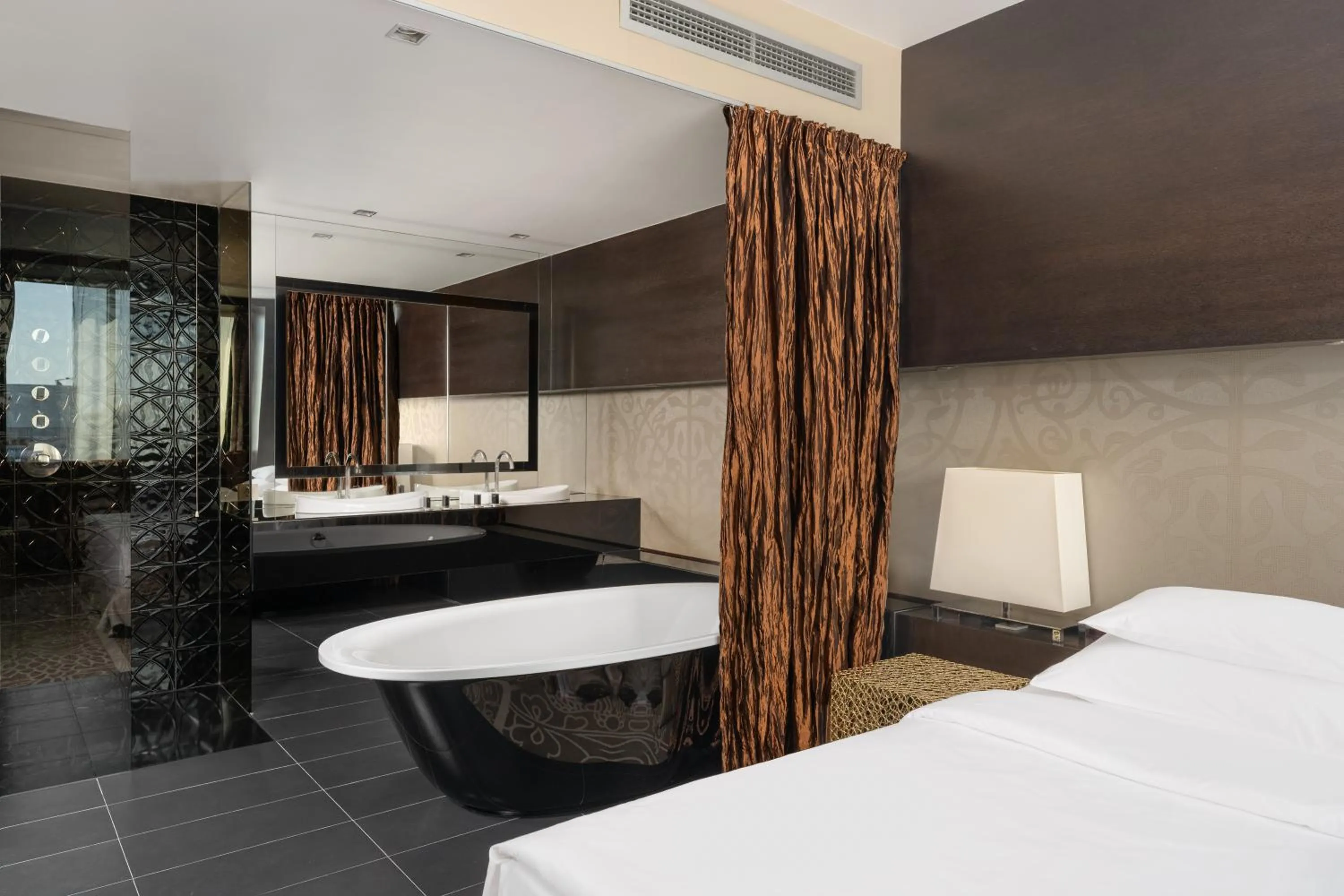 Bathroom, Bed in Zijin Hotel Belgrade