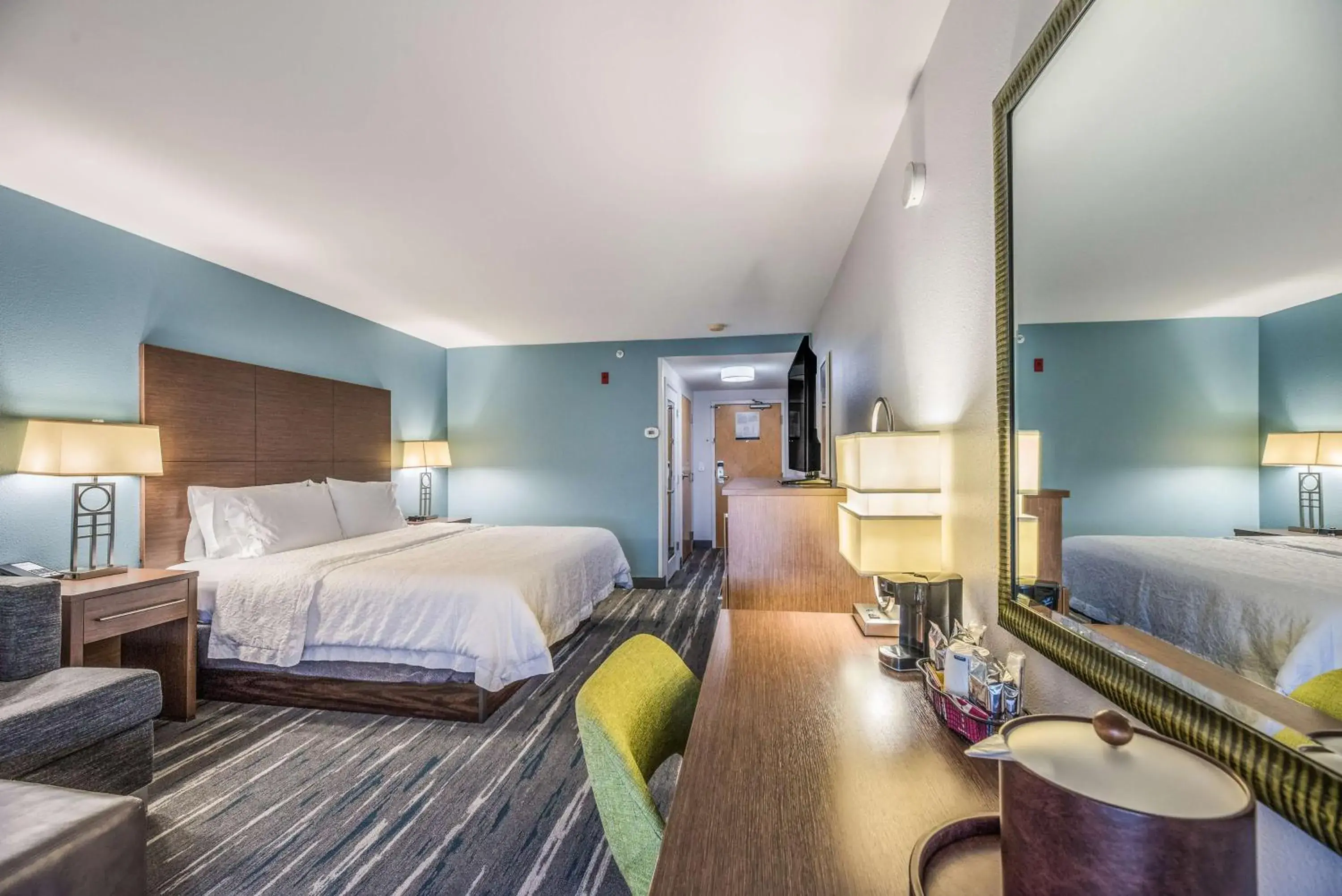 King Room - Non-Smoking in Hampton Inn Oakland-Hayward King Room - Non-Smoking in Hampton Inn Oakland-Hayward