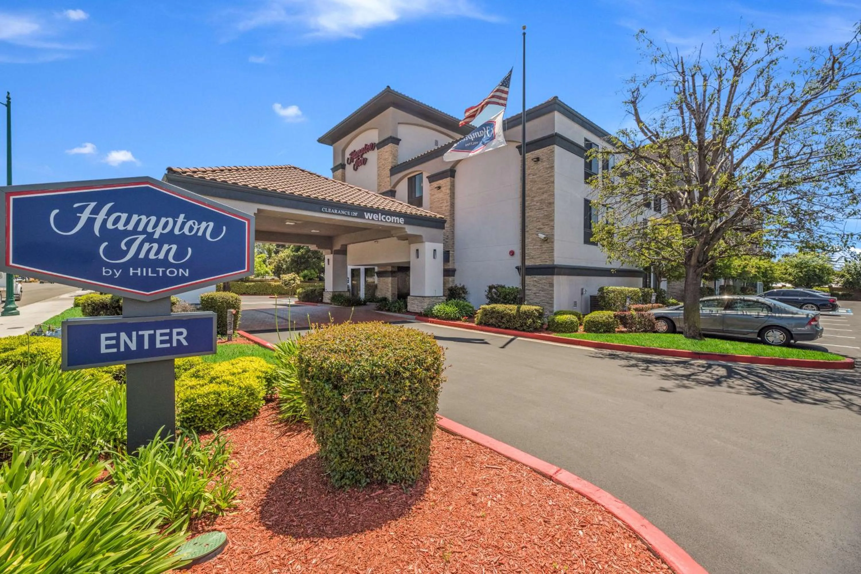 Property building in Hampton Inn Oakland-Hayward