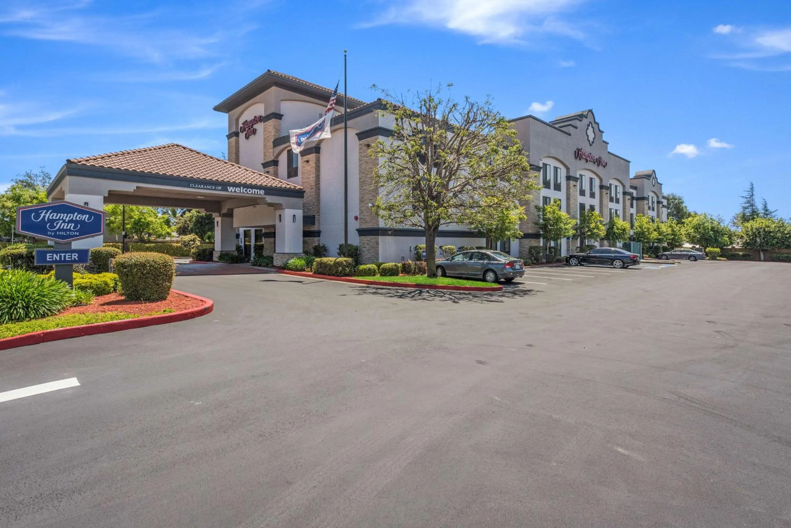 Property building in Hampton Inn Oakland-Hayward
