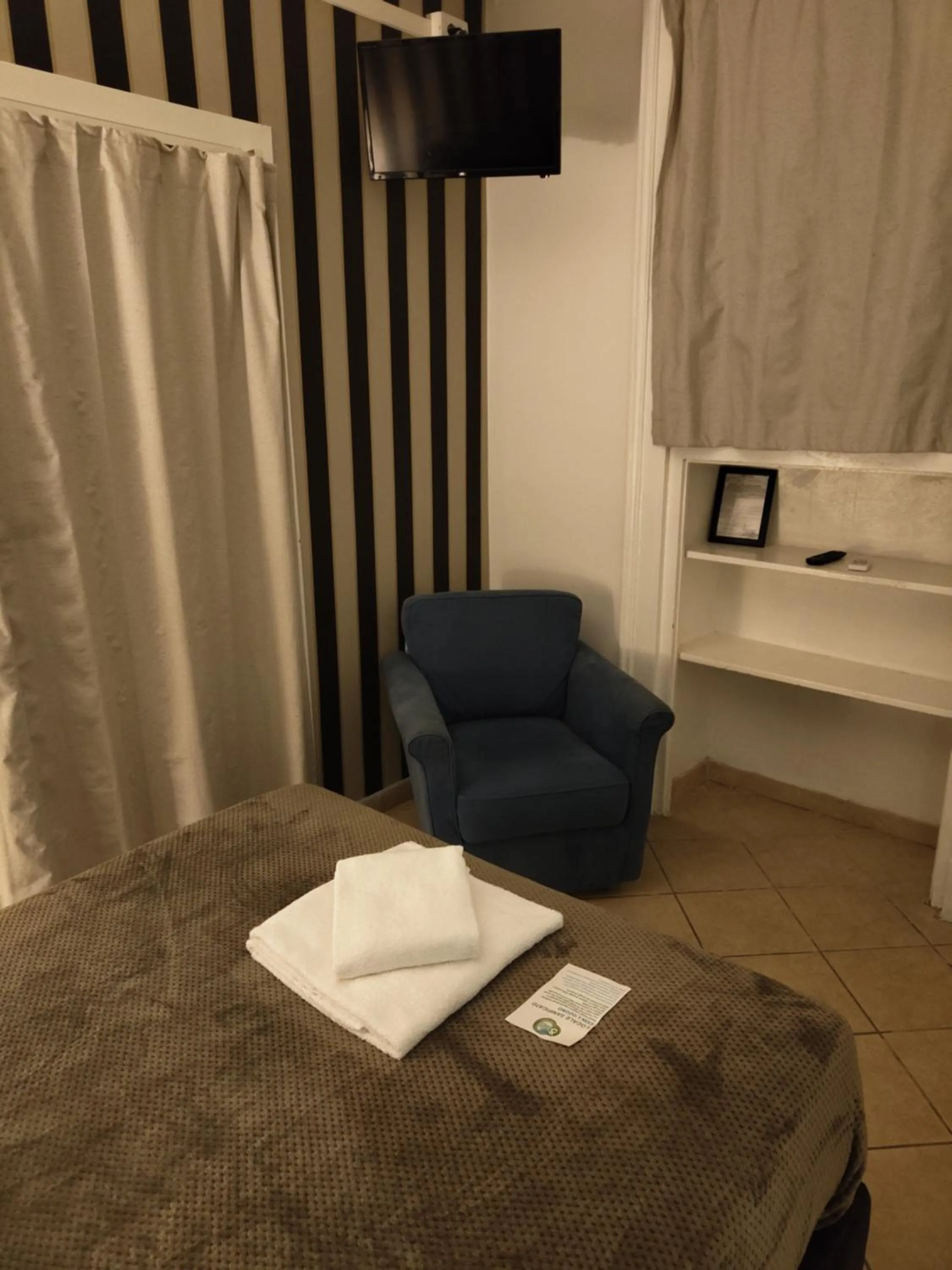 Bathroom, Bed in Hotel Trieste