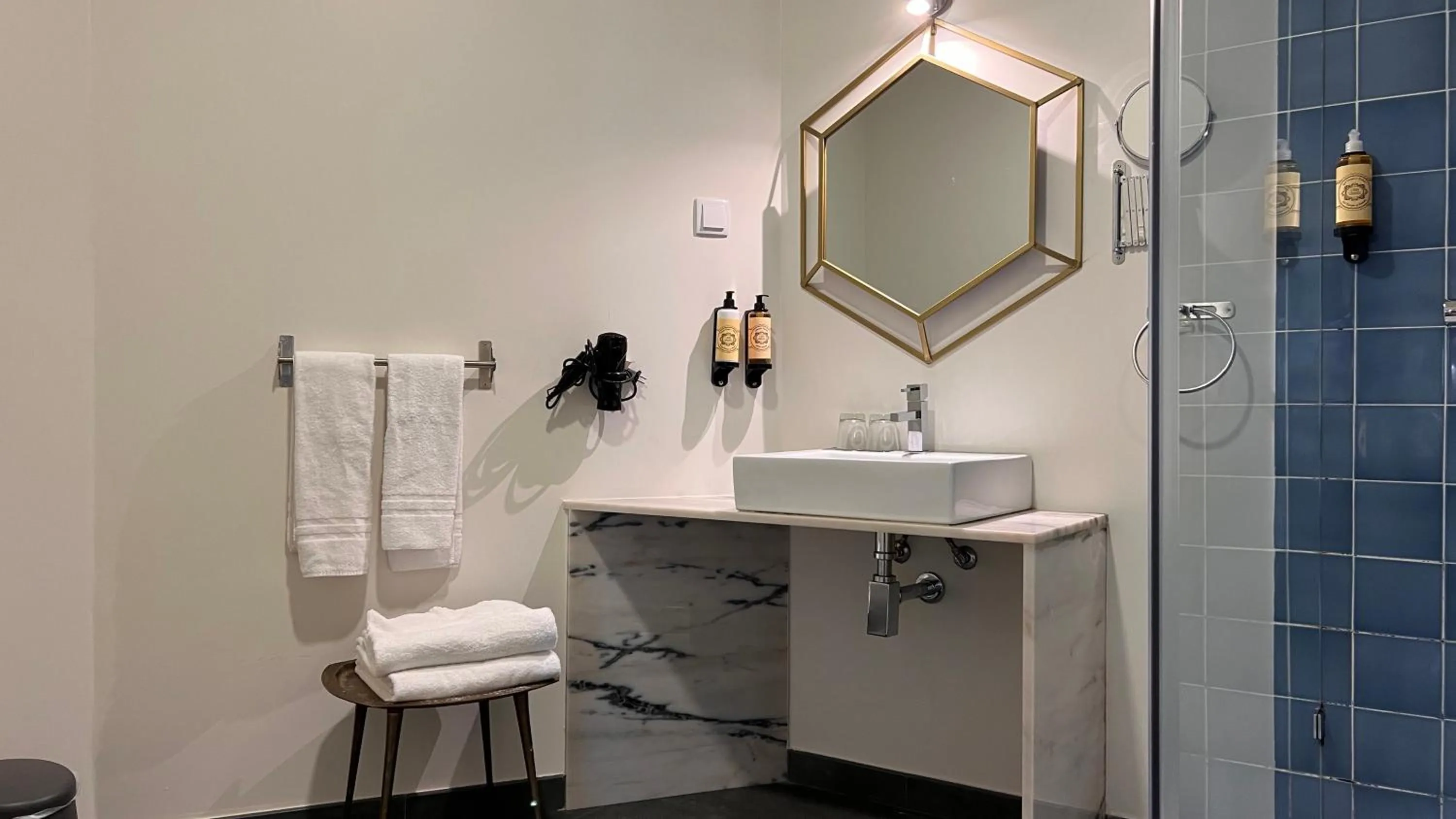 Shower in Monte Belvedere Hotel by Shiadu