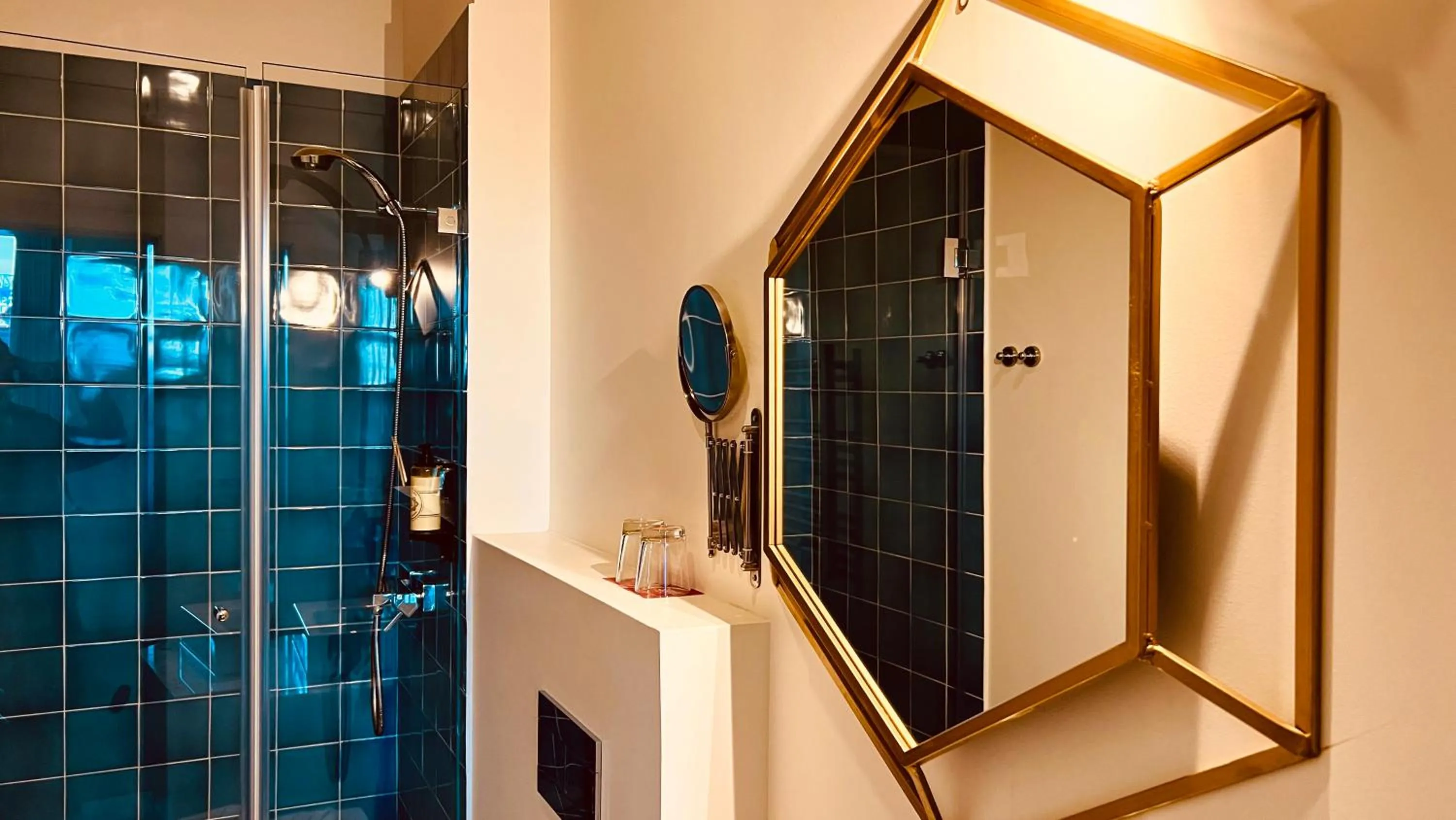 Shower in Monte Belvedere Hotel by Shiadu