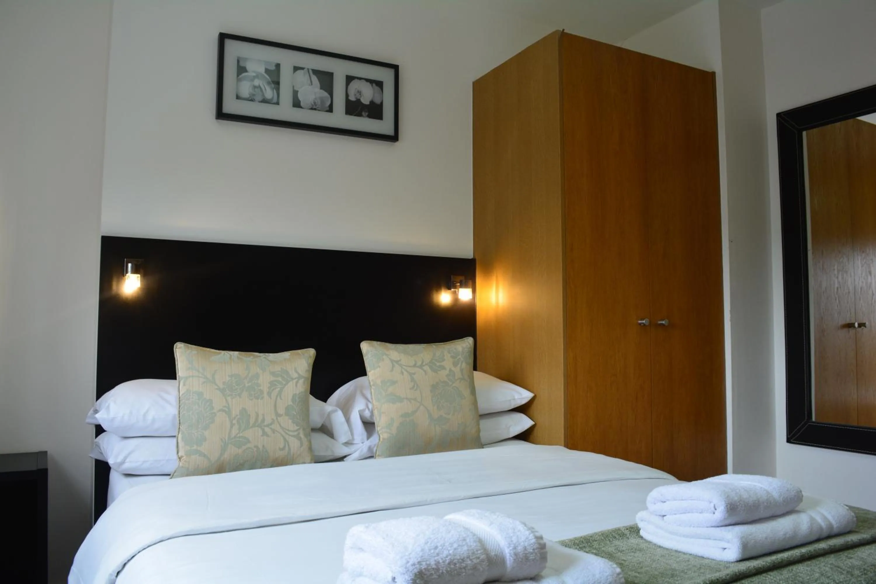 Bedroom, Bed in Studios2Let - North Gower