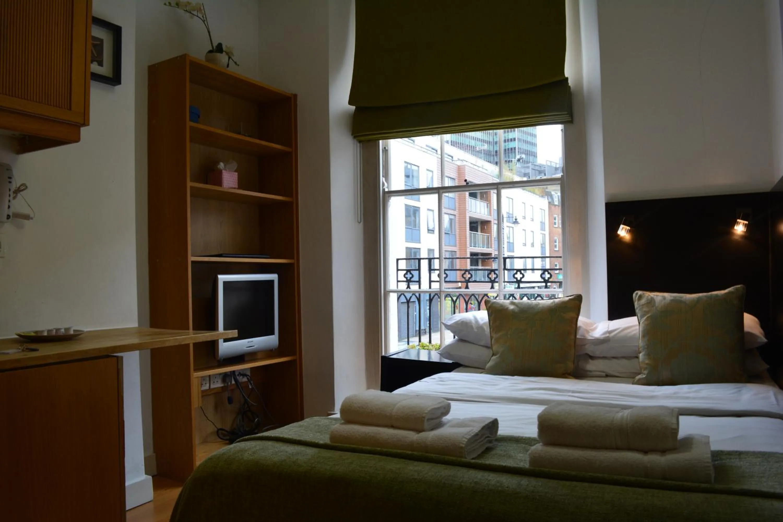 TV and multimedia, Bed in Studios2Let - North Gower