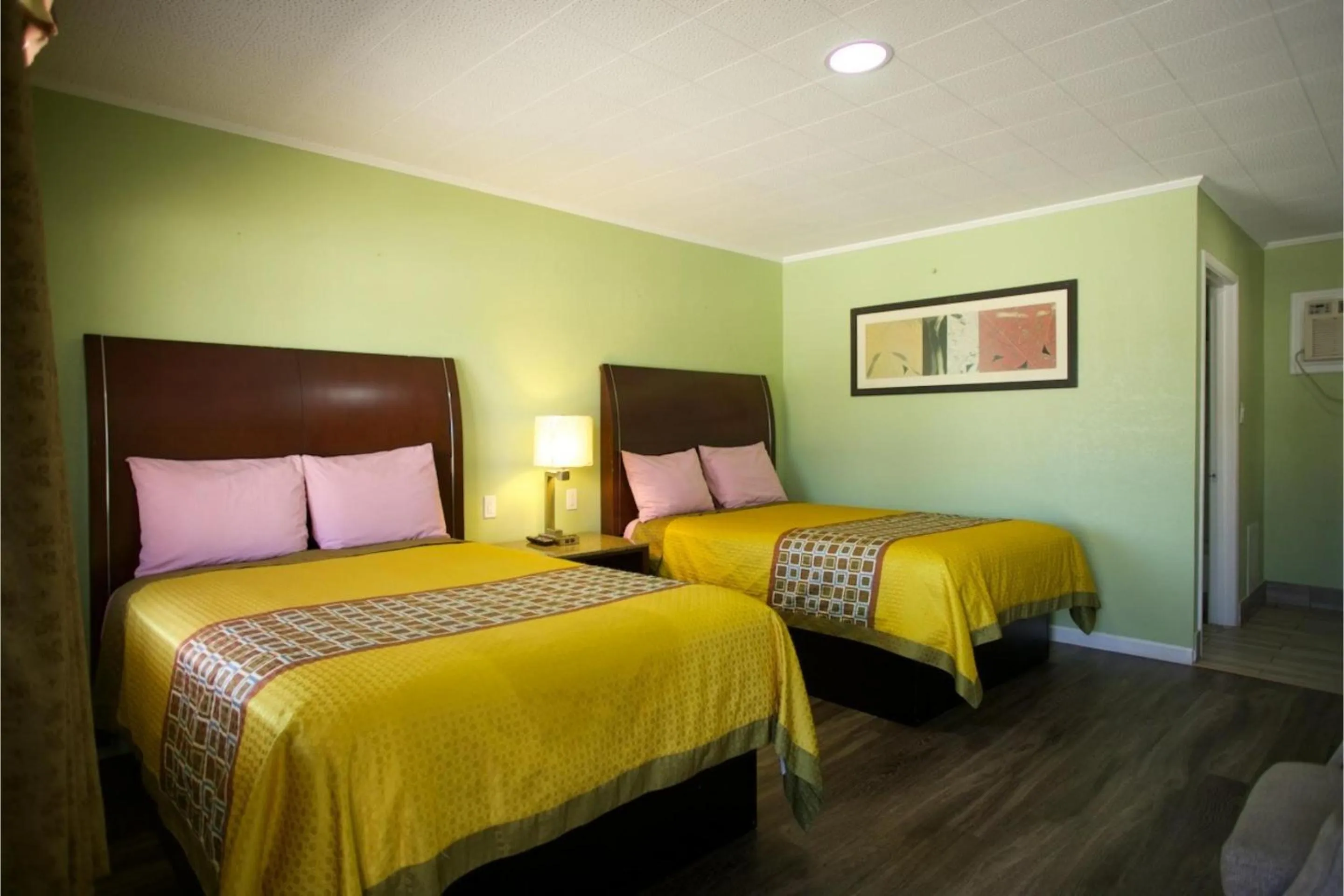 Bedroom, Bed in Western Inn