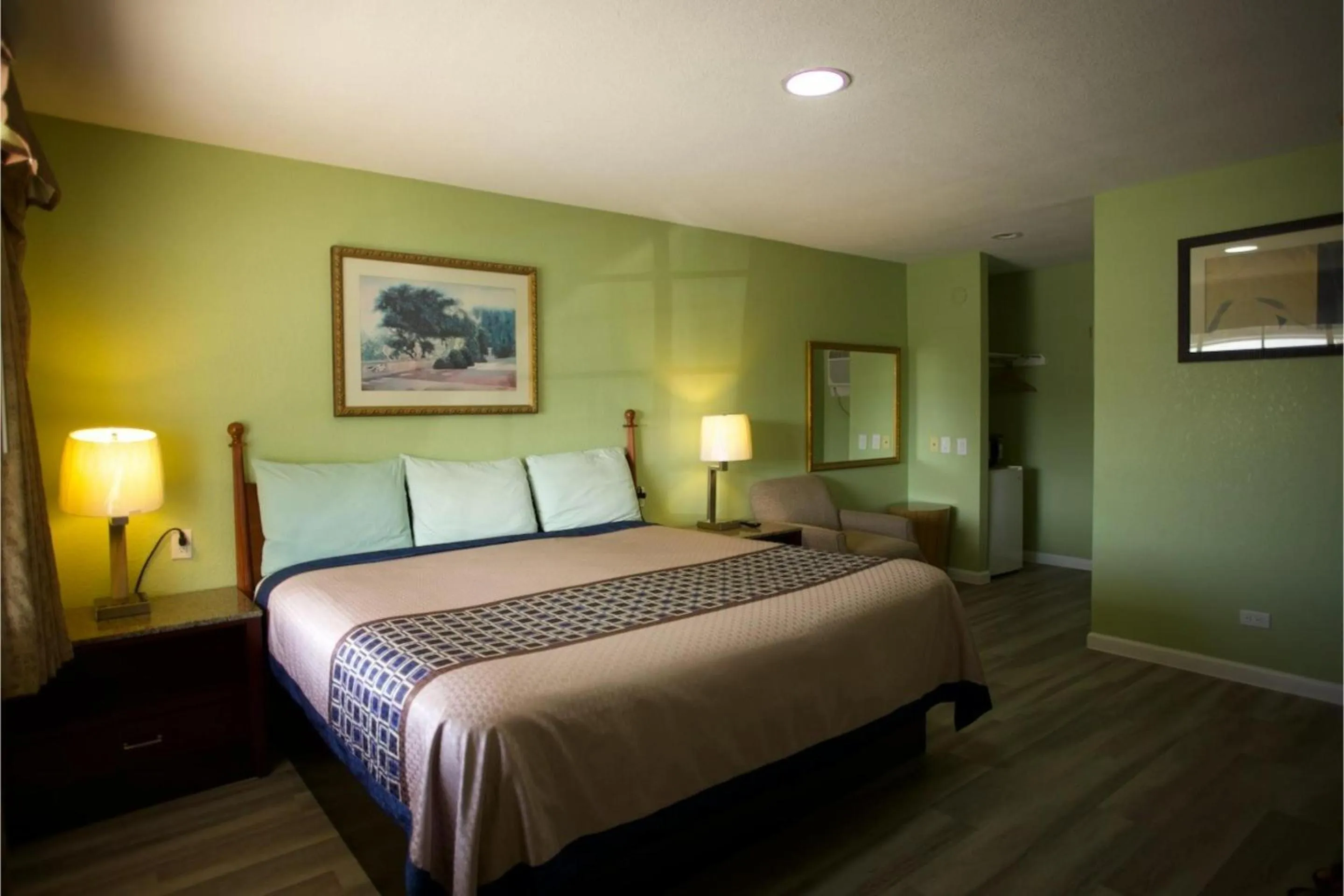 Bedroom, Bed in Western Inn