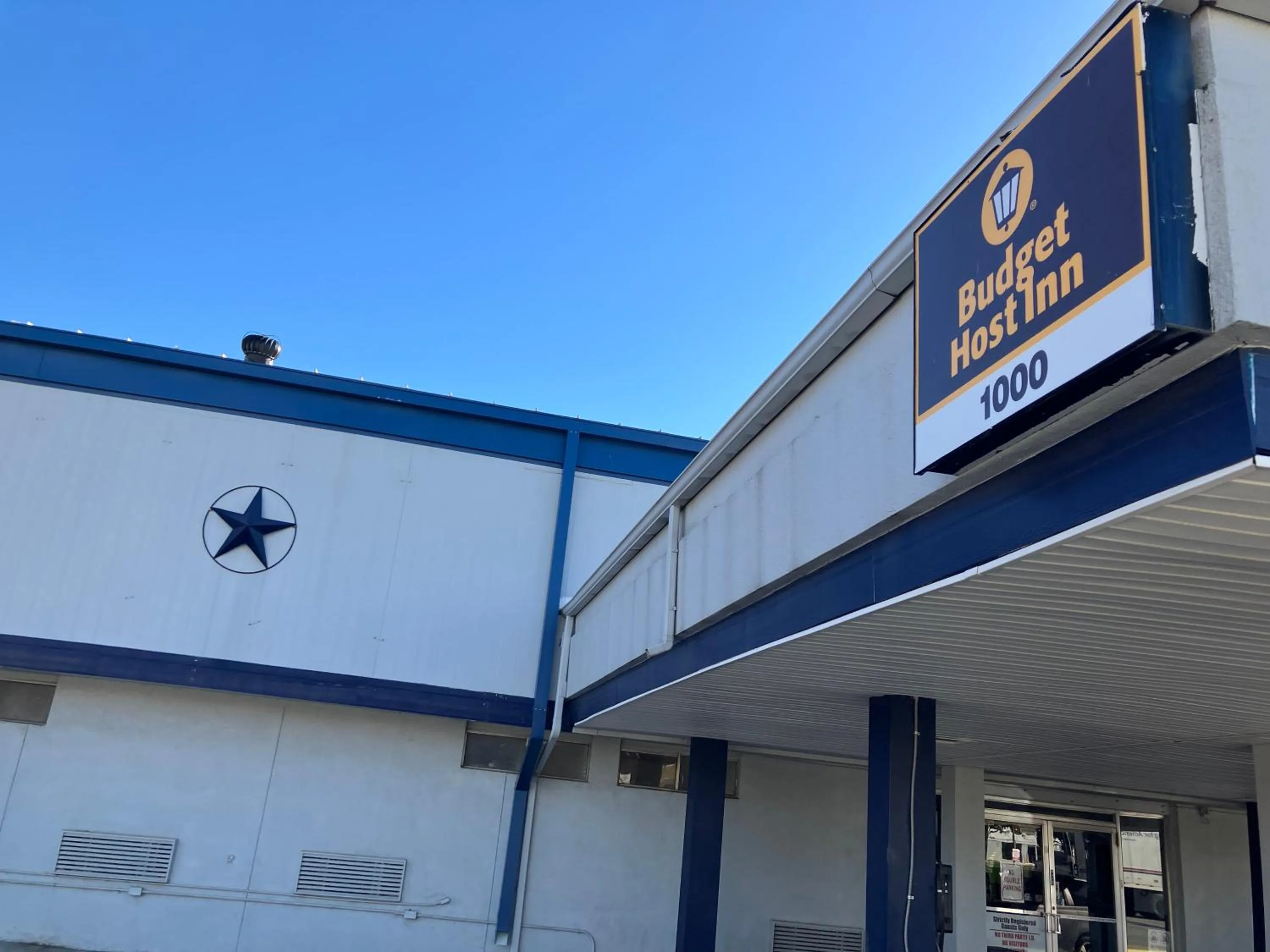 Property building in Budget Host Inn