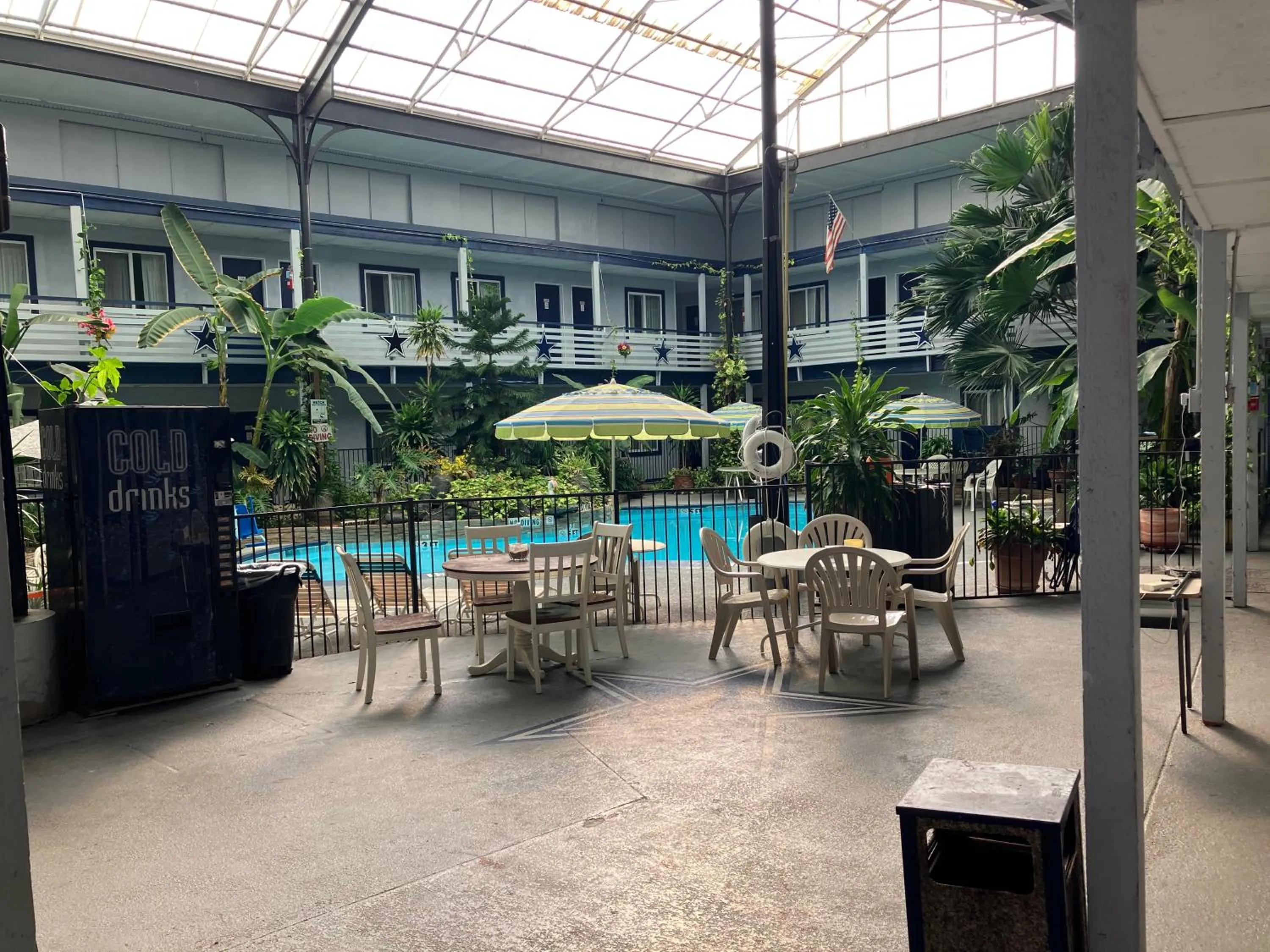 Communal lounge/ TV room in Budget Host Inn