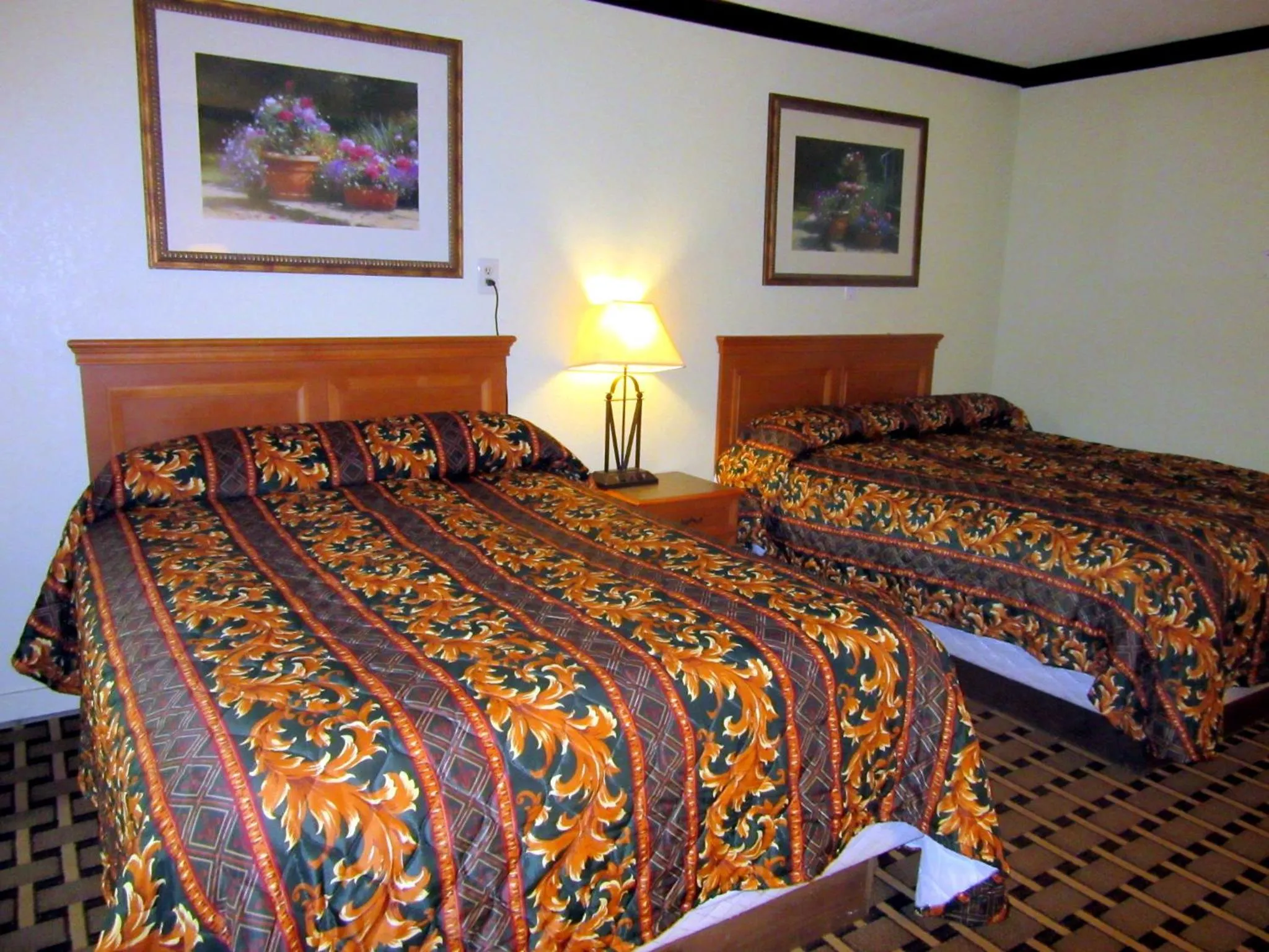 Queen Room with Two Queen Beds in Budget Host Inn