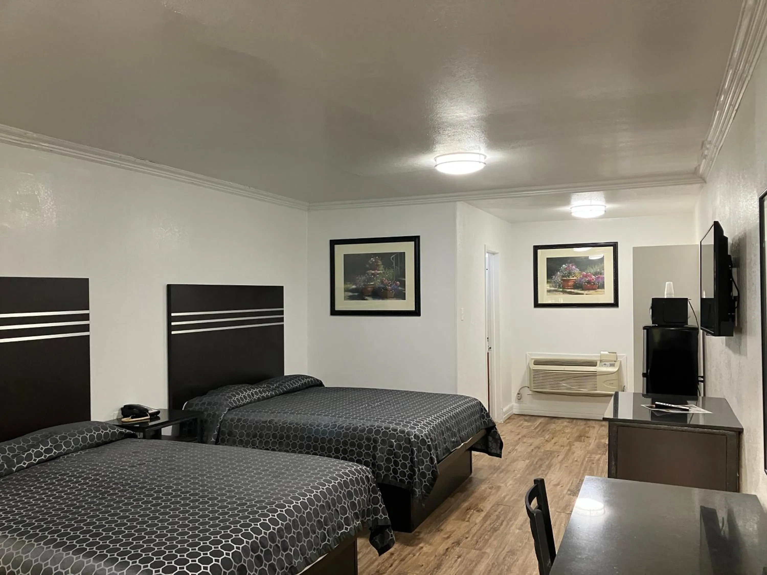 View (from property/room), Bed in Budget Host Inn