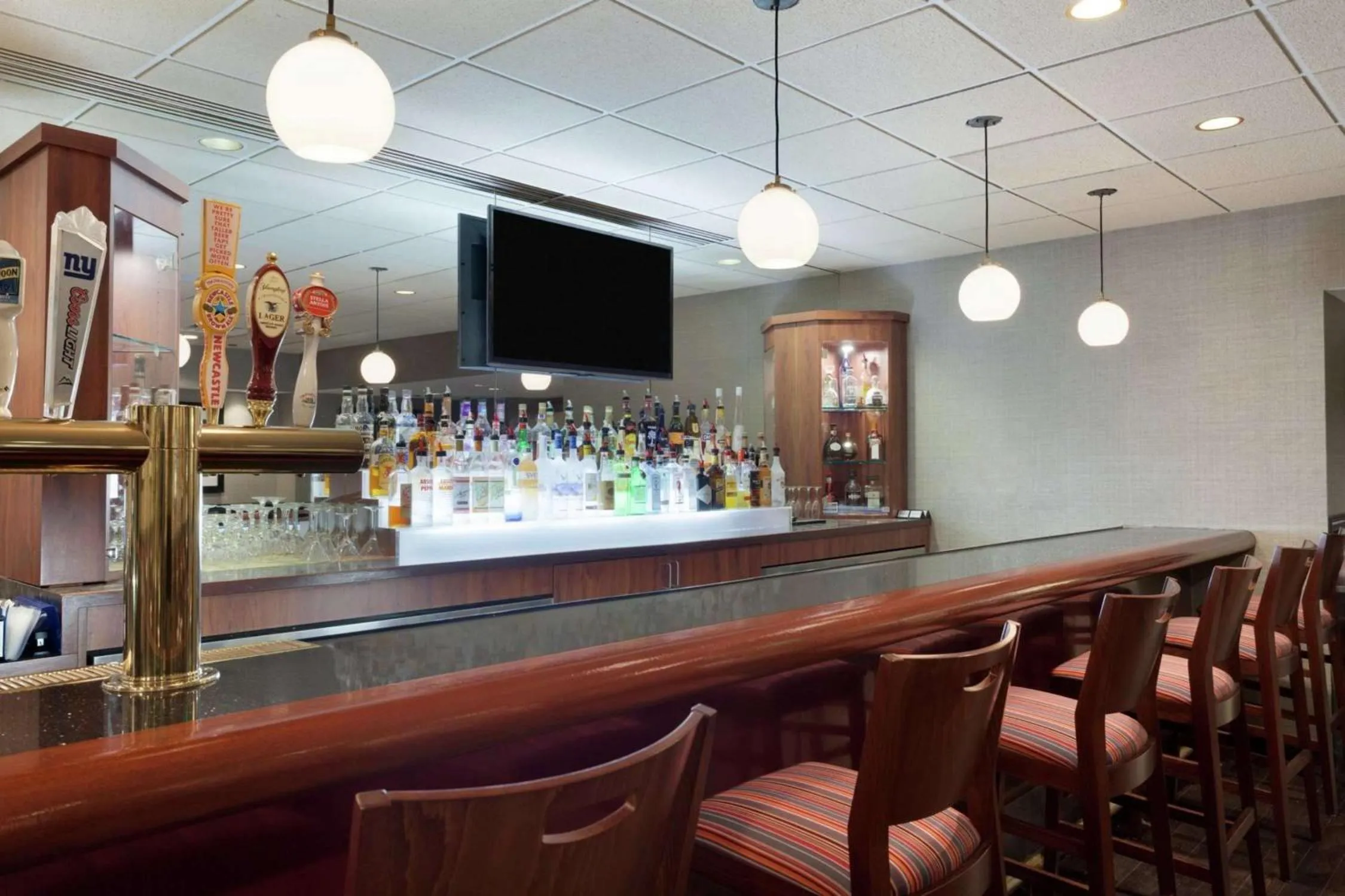 Lounge or bar in DoubleTree by Hilton Newark Penn Station, NJ