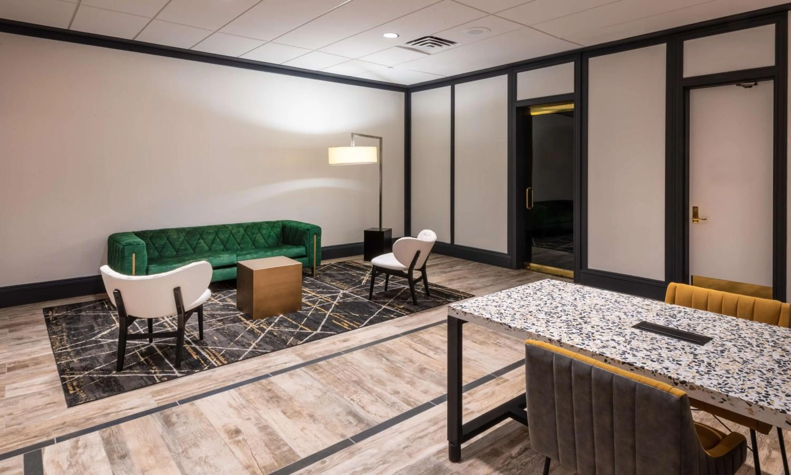 Lobby or reception in DoubleTree by Hilton Newark Penn Station, NJ