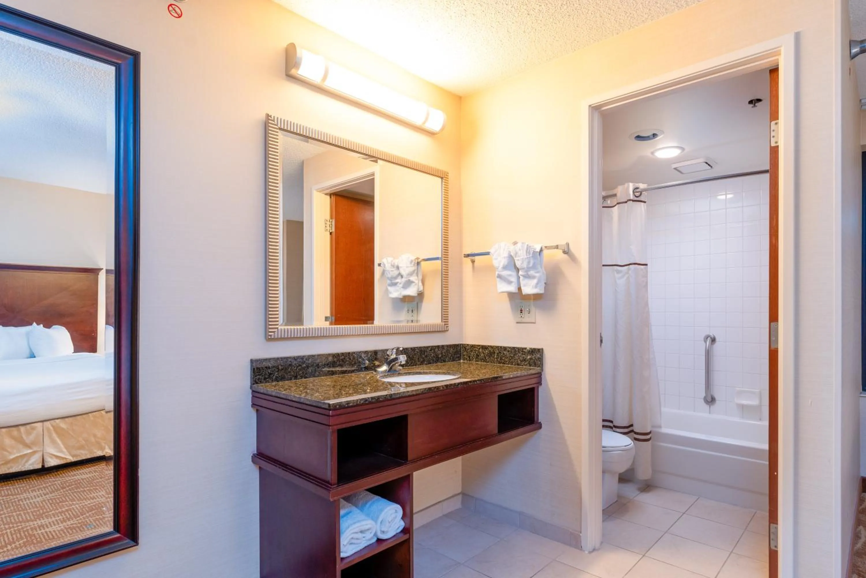 Bathroom, Bed in Kahler Inn and Suites