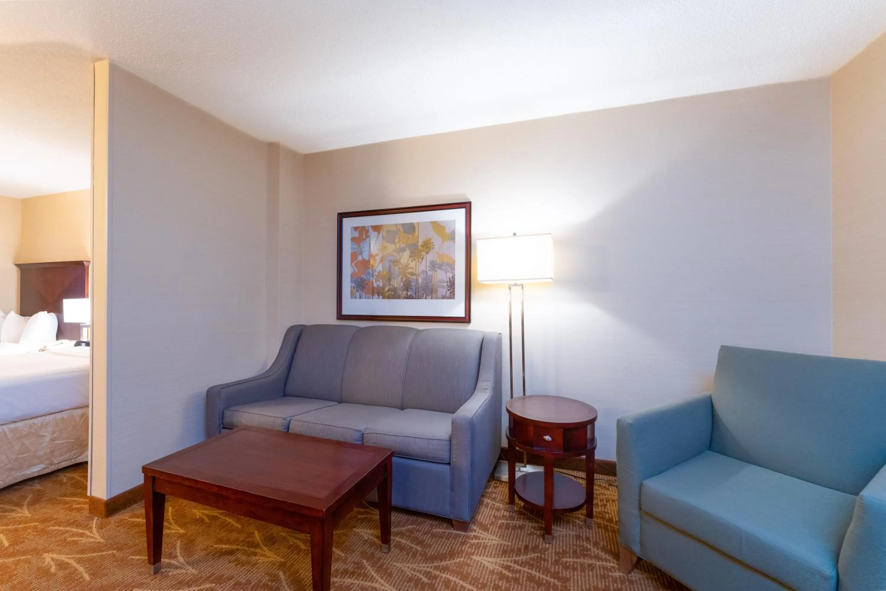 Seating area, Bed in Kahler Inn and Suites