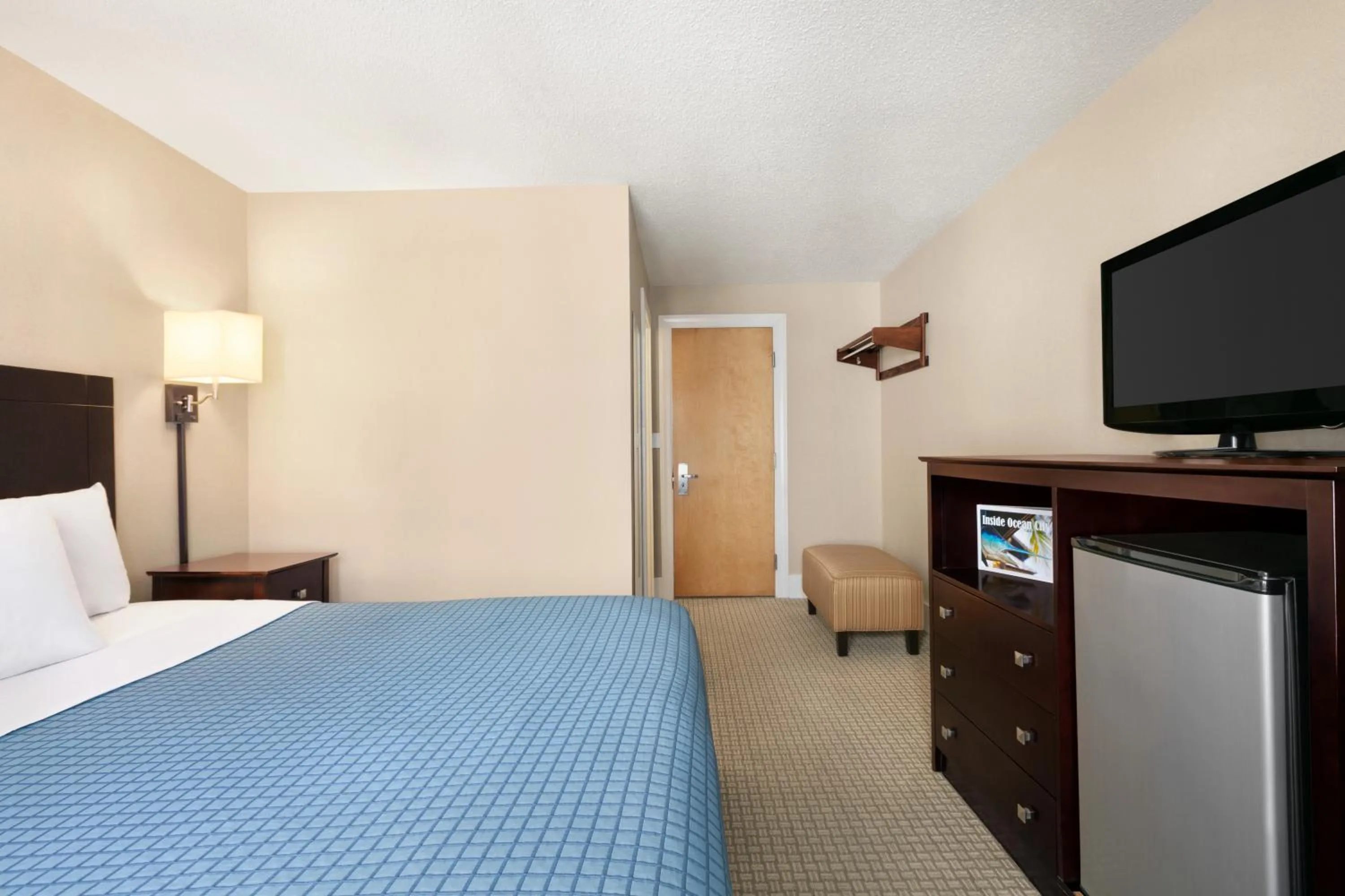 Photo of the whole room, Bed in Harrison Hall Hotel