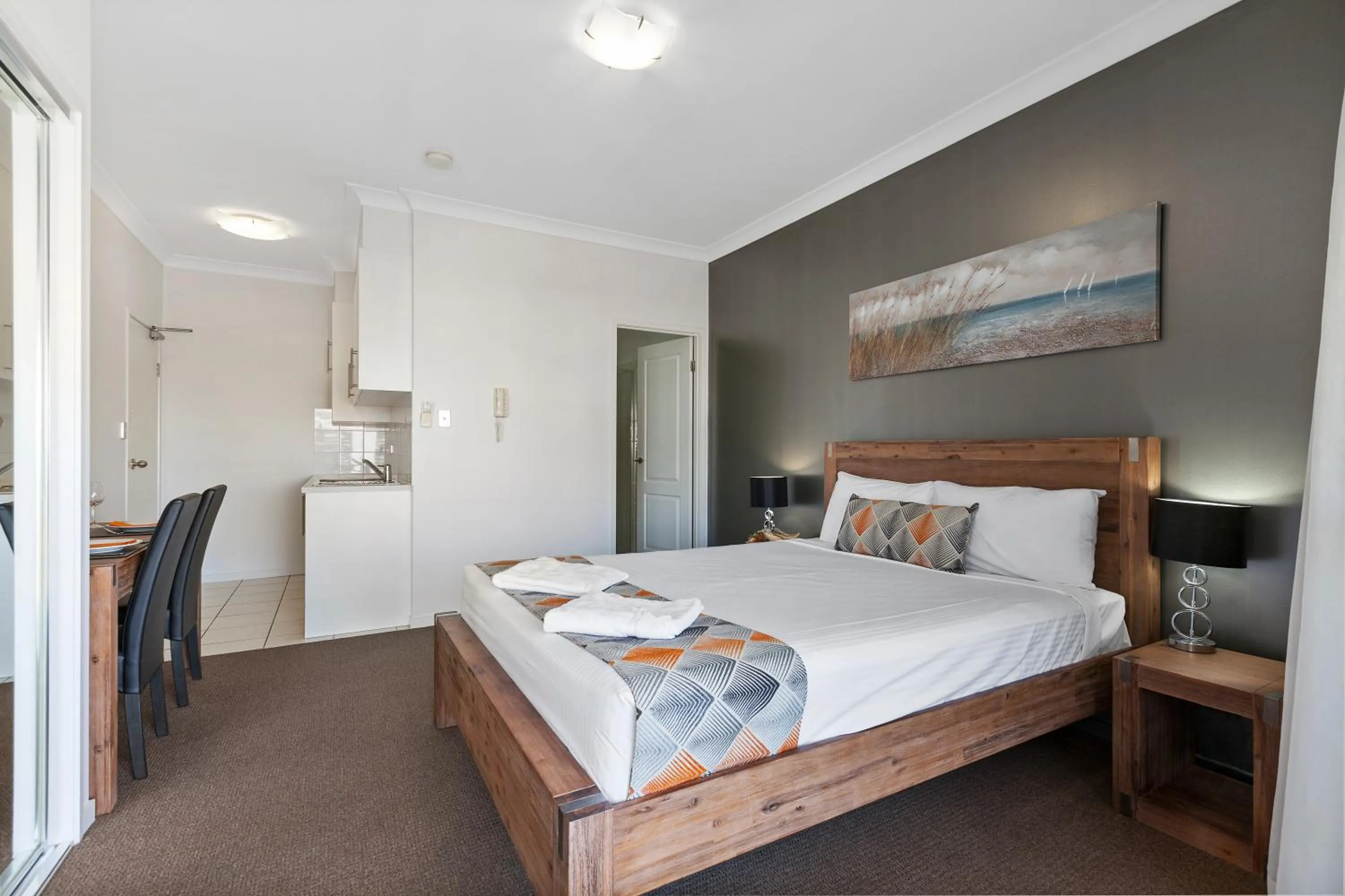Kitchen or kitchenette, Bed in La Vida on Anzac